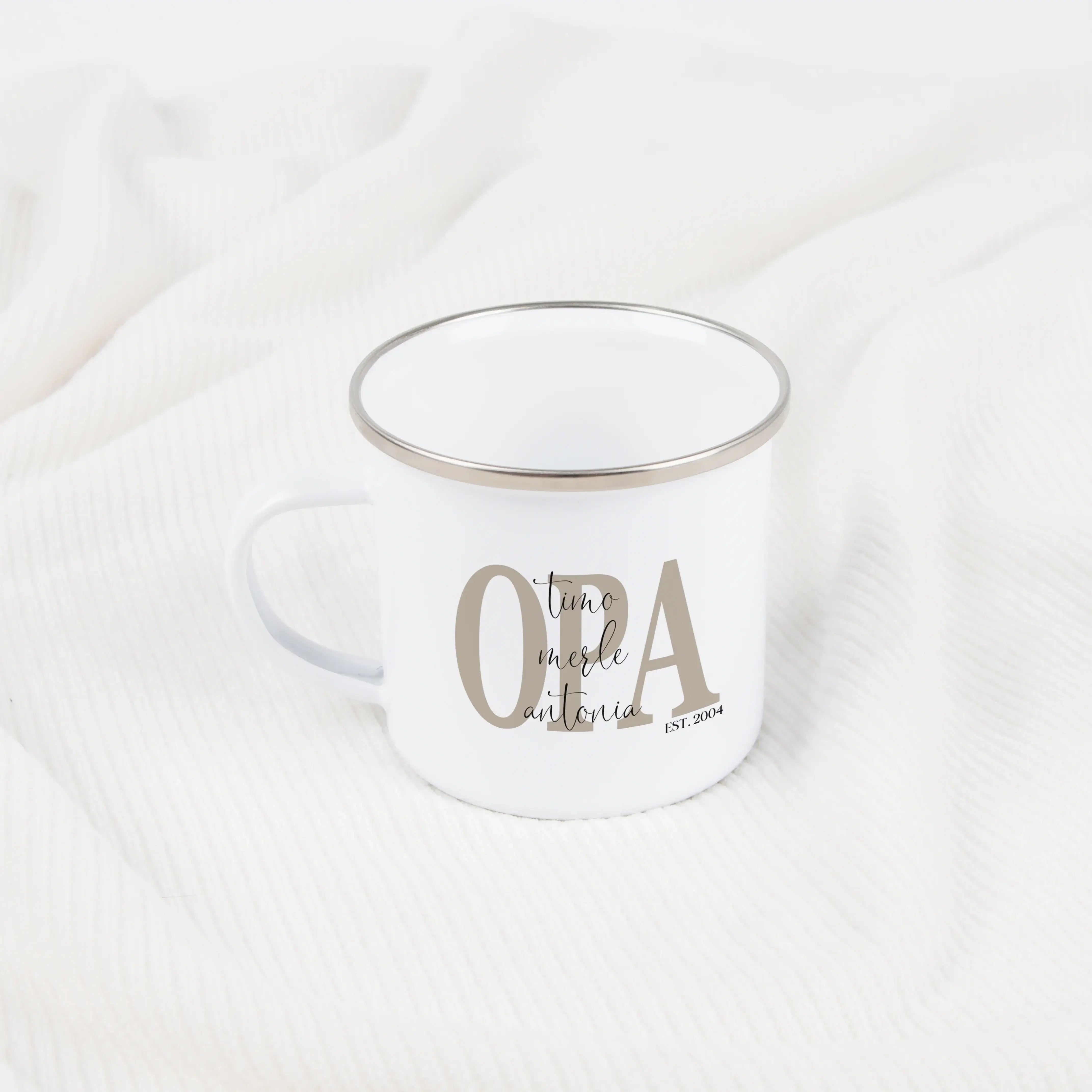 Emaille Tasse Opa seit-Emaille Tasse-famprints-Die Emaille Tasse Opa seit ist ein persönliches Geschenk, das zeigt, wie stolz dein Opa auf seine Rolle ist. Mit einem individuell wählbaren Jahr und den Namen der Enkel wird aus einer schlichten Emaille-Tass