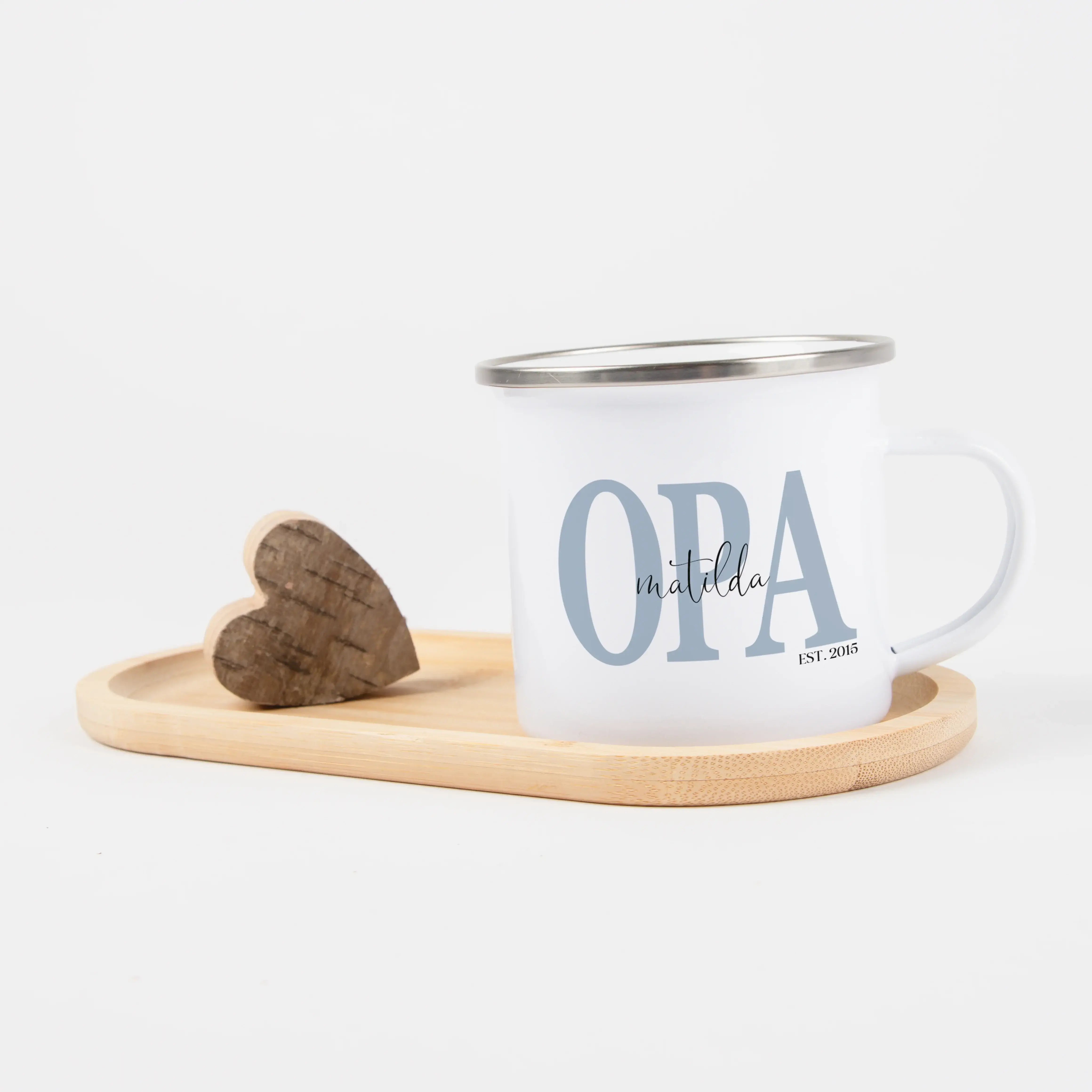 Emaille Tasse Opa seit-Emaille Tasse-famprints-Die Emaille Tasse Opa seit ist ein persönliches Geschenk, das zeigt, wie stolz dein Opa auf seine Rolle ist. Mit einem individuell wählbaren Jahr und den Namen der Enkel wird aus einer schlichten Emaille-Tass