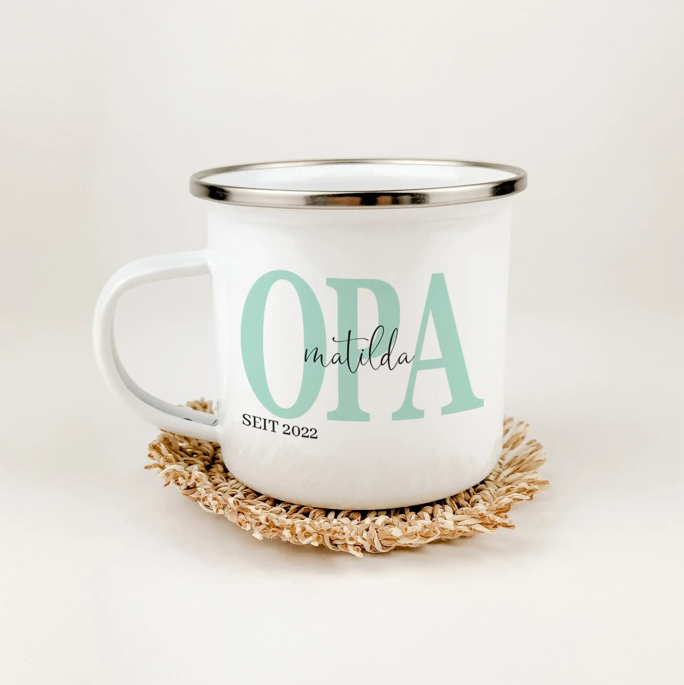 Emaille Tasse Opa seit - Emaille Tasse - famprints - Verschenke ein Stück Liebe und Erinnerung mit unserer einzigartigen Emaille Tasse „Opa seit“. Diese personalisierte Tasse ist nicht nur ein praktisches Accessoire, sondern ein emotionales Geschenk, das