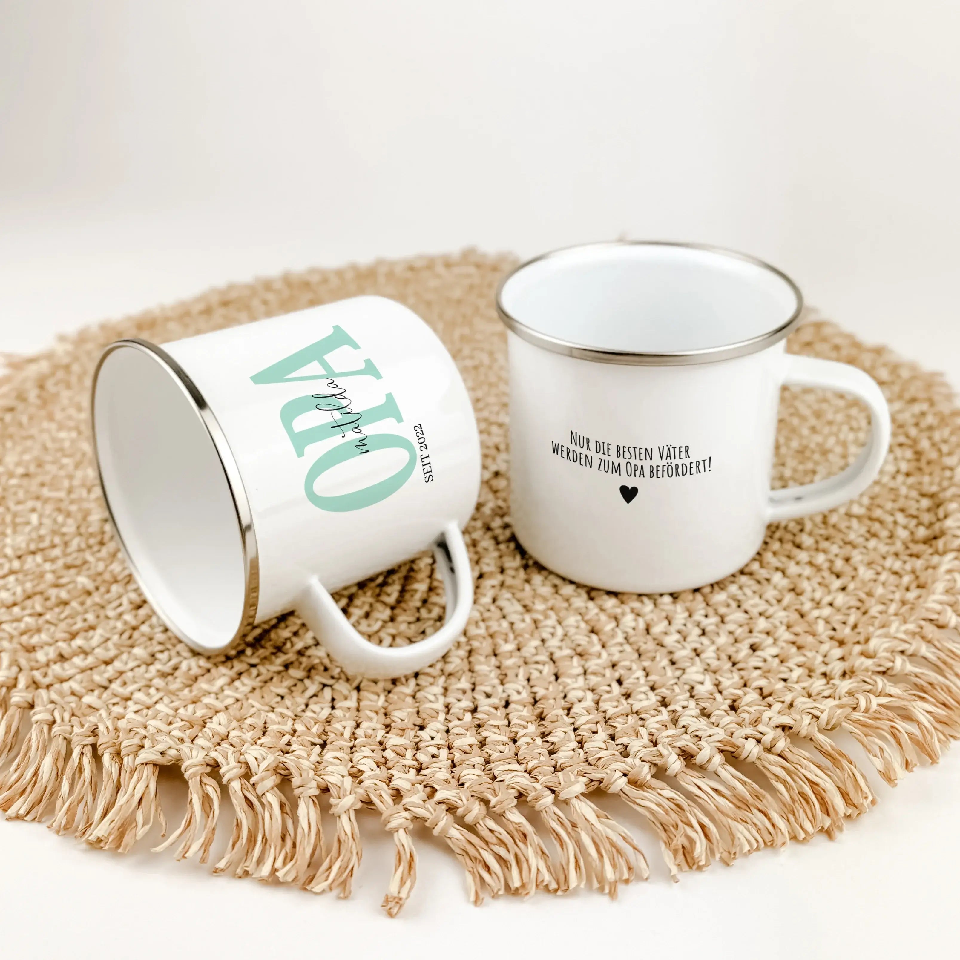 Emaille Tasse Opa seit - Emaille Tasse - famprints - Verschenke ein Stück Liebe und Erinnerung mit unserer einzigartigen Emaille Tasse „Opa seit“. Diese personalisierte Tasse ist nicht nur ein praktisches Accessoire, sondern ein emotionales Geschenk, das