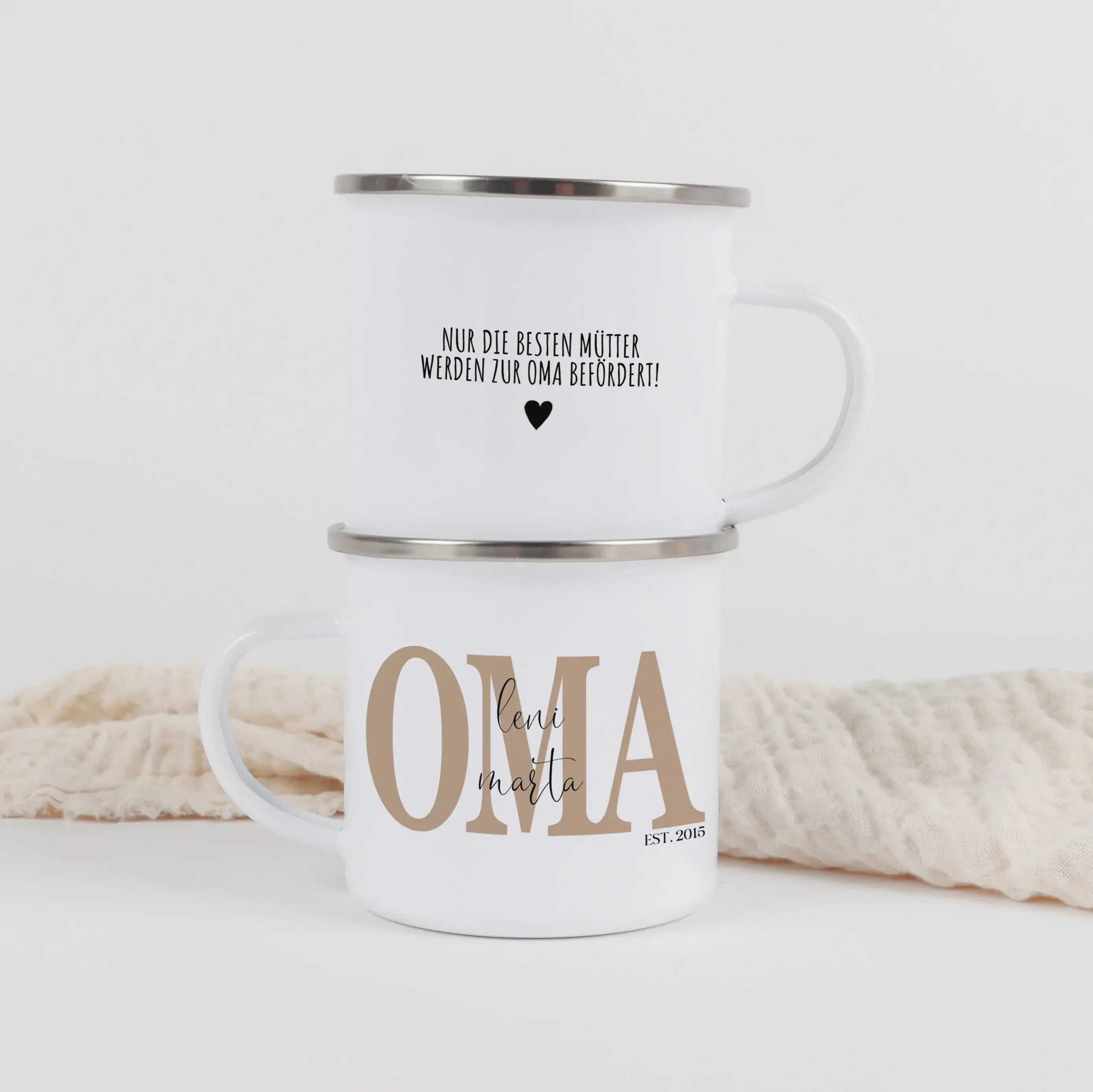 Emaille Tasse Oma seit-Emaille Tasse-famprints-Diese Emaille Tasse Oma seit ist ein Geschenk, das sagt, was oft schwer in Worte zu fassen ist. Du gestaltest sie mit den Namen der Enkelkinder und dem Jahr, seitdem sie Oma ist. So entsteht eine personalisie
