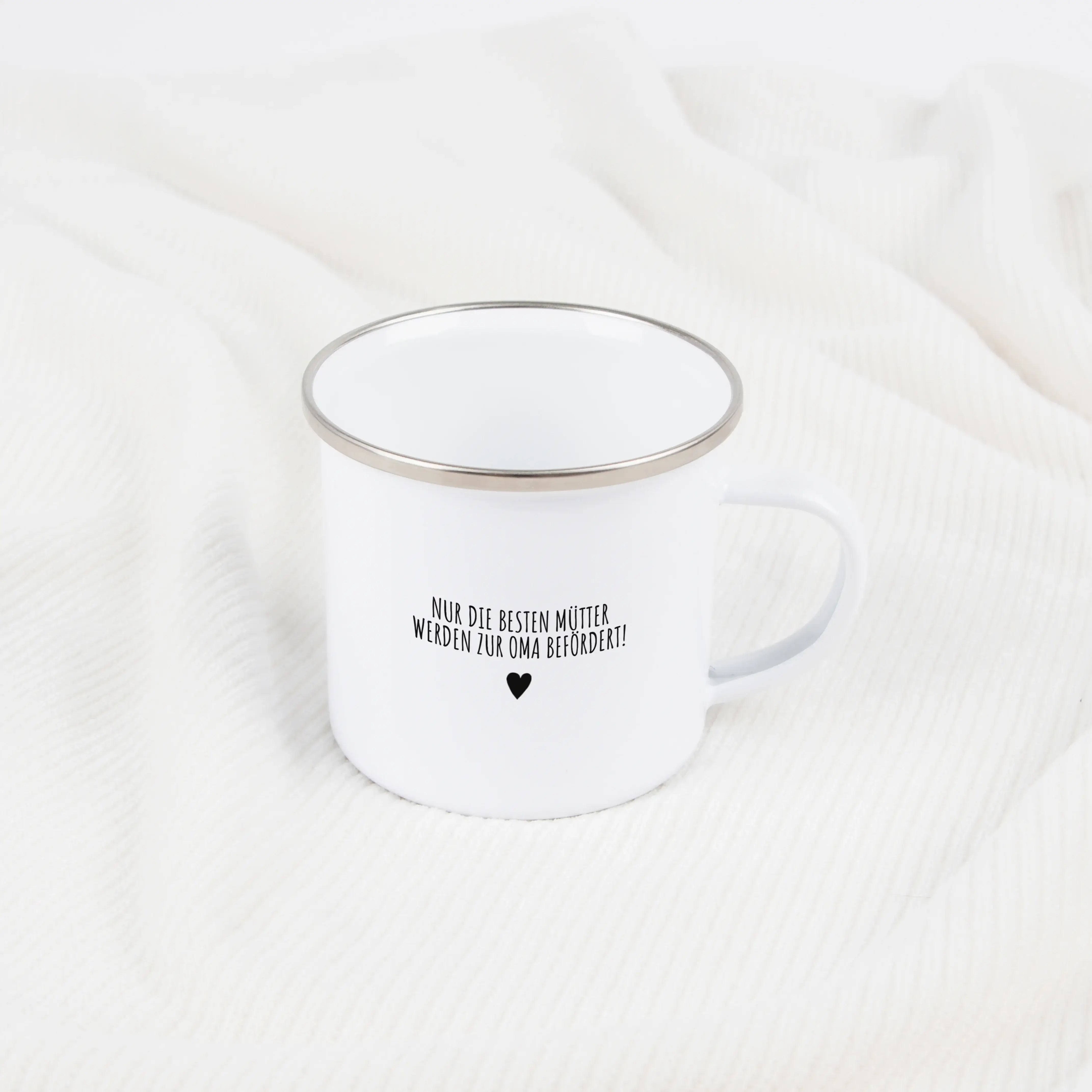 Emaille Tasse Oma seit-Emaille Tasse-famprints-Diese Emaille Tasse Oma seit ist ein Geschenk, das sagt, was oft schwer in Worte zu fassen ist. Du gestaltest sie mit den Namen der Enkelkinder und dem Jahr, seitdem sie Oma ist. So entsteht eine personalisie