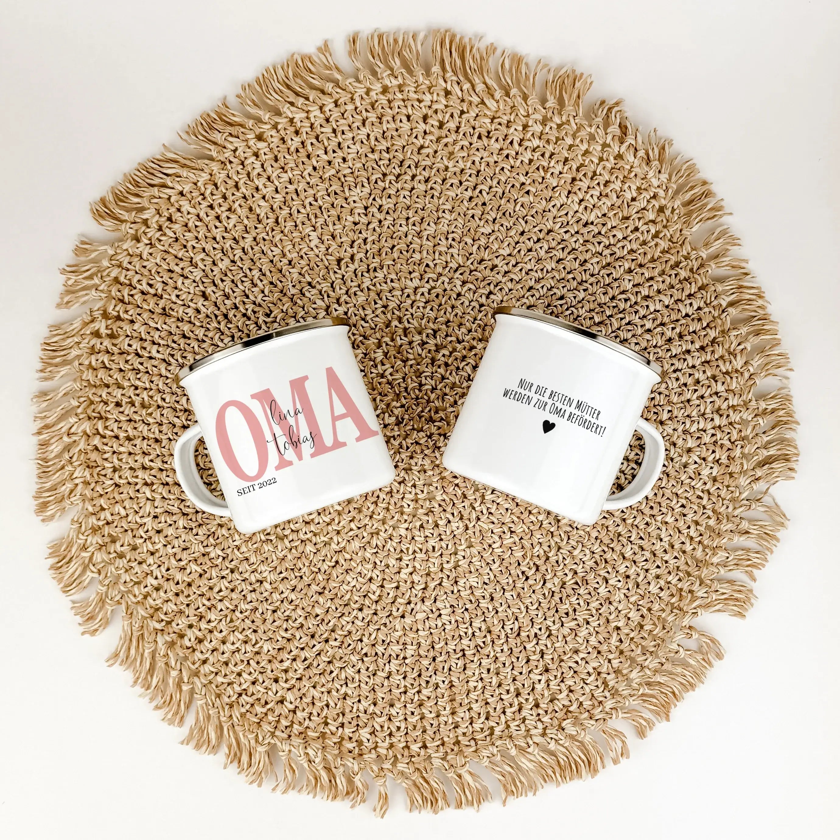 Emaille Tasse Oma seit - Emaille Tasse - famprints - Überrasche deine Oma mit einer ganz besonderen Emaille Tasse, die nicht nur funktional ist, sondern auch von Herzen kommt. Mit dem personalisierten Druck der Namen ihrer Enkelkinder und dem Jahr, in dem