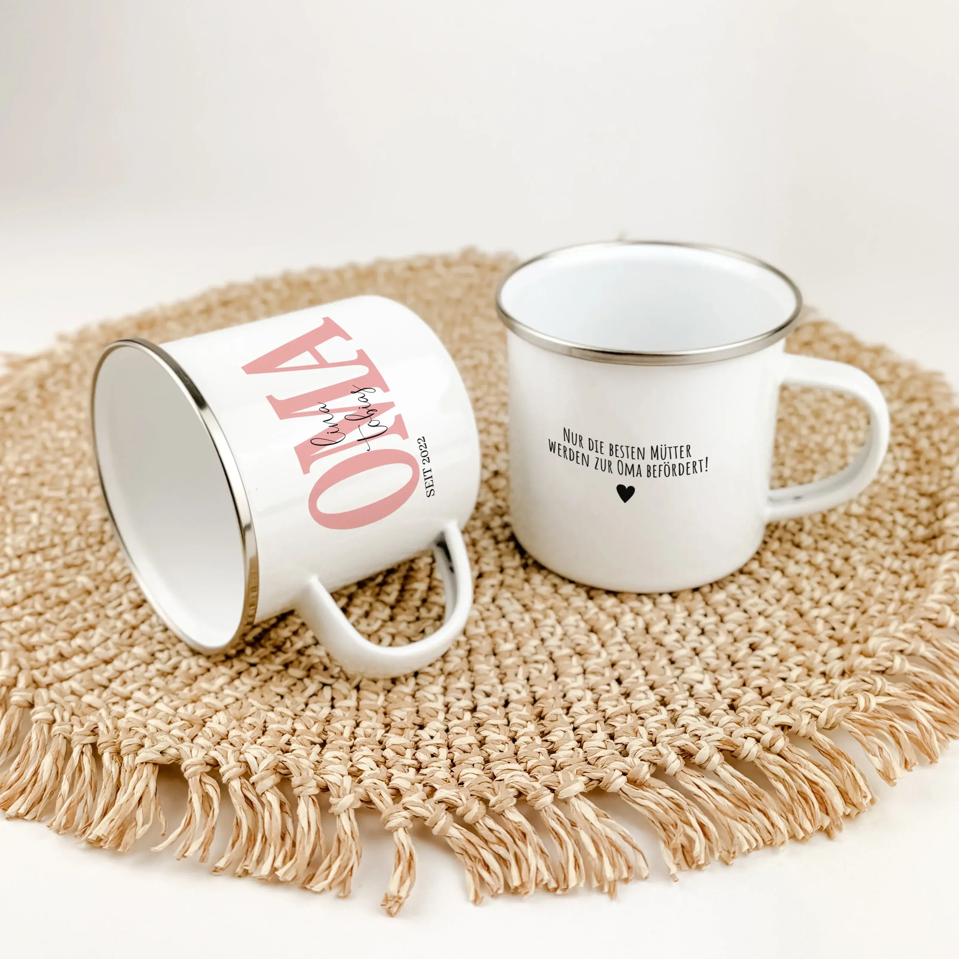 Emaille Tasse Oma seit - Emaille Tasse - famprints - Überrasche deine Oma mit einer ganz besonderen Emaille Tasse, die nicht nur funktional ist, sondern auch von Herzen kommt. Mit dem personalisierten Druck der Namen ihrer Enkelkinder und dem Jahr, in dem