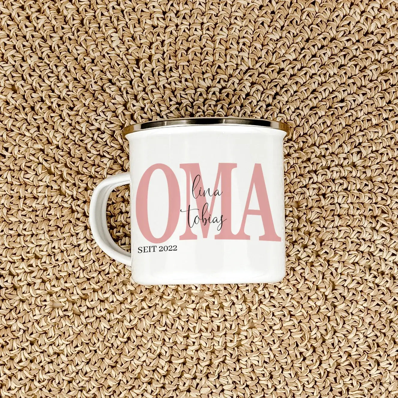 Emaille Tasse Oma seit - Emaille Tasse - famprints - Überrasche deine Oma mit einer ganz besonderen Emaille Tasse, die nicht nur funktional ist, sondern auch von Herzen kommt. Mit dem personalisierten Druck der Namen ihrer Enkelkinder und dem Jahr, in dem