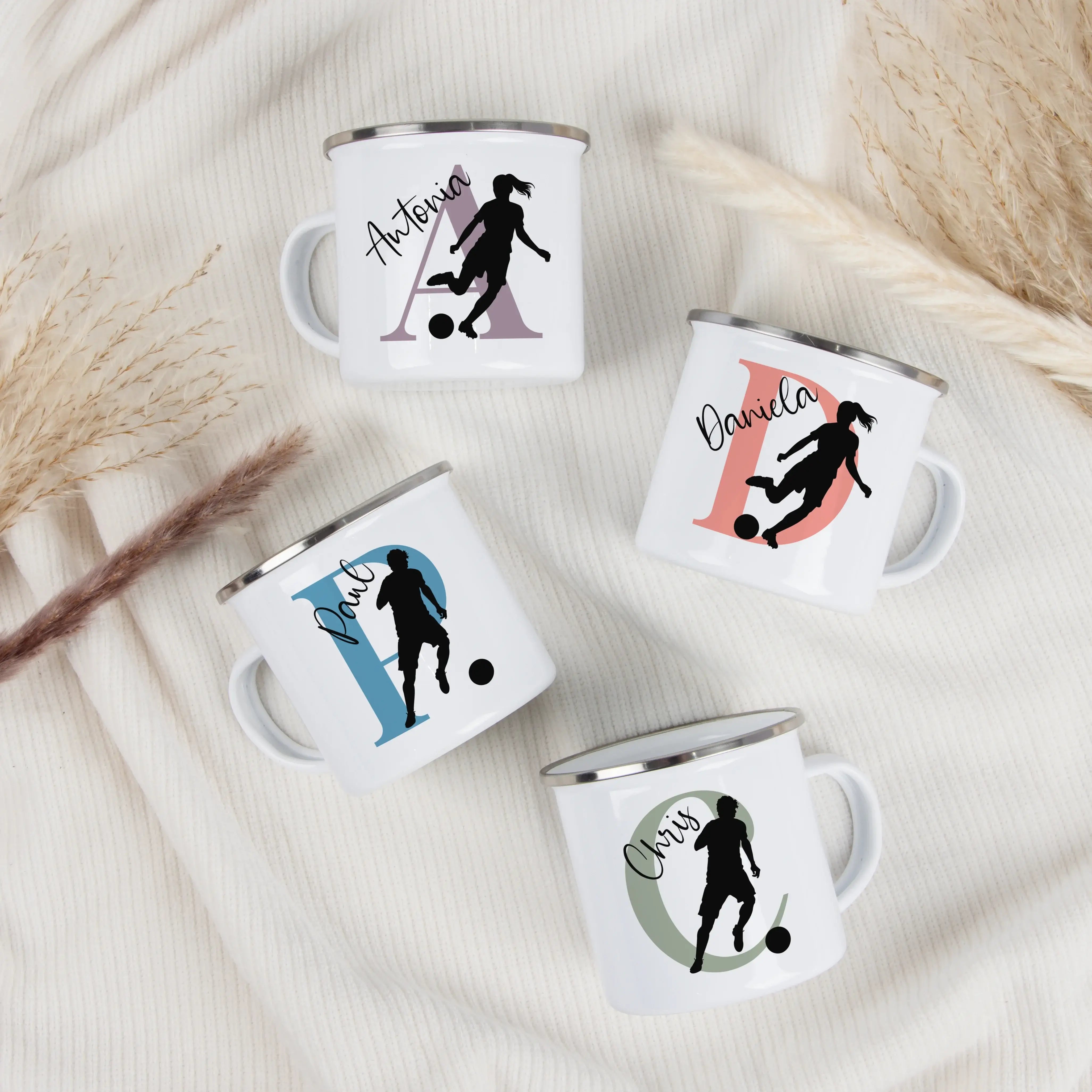Emaille Tasse mit Namen Fußball-Emaille Tasse-famprints-Die Emaille Tasse mit Namen Fußball von famprints ist eine liebevolle Geschenkidee für Kinder, die ihren Lieblingssport am Frühstückstisch nicht missen wollen. Auf dem weißen Emaille Becher steht wah