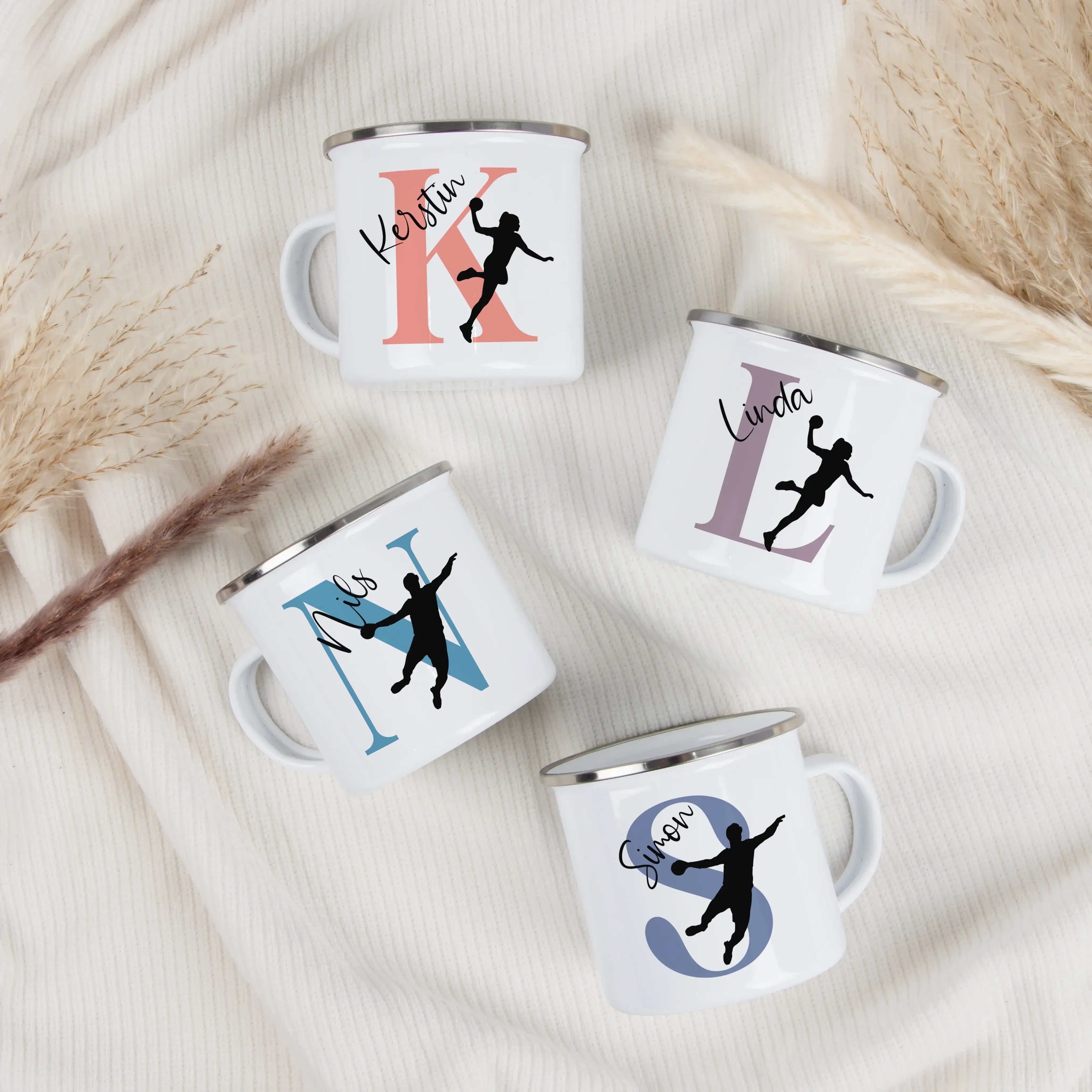 Emaille Tasse mit Namen Handball-Emaille Tasse-famprints-Die Emaille Tasse mit Namen Handball von famprints verbindet sportliche Leidenschaft mit einer persönlichen Note, die Kindern ein echtes Strahlen ins Gesicht zaubert. Jede Tasse wird in Deutschland