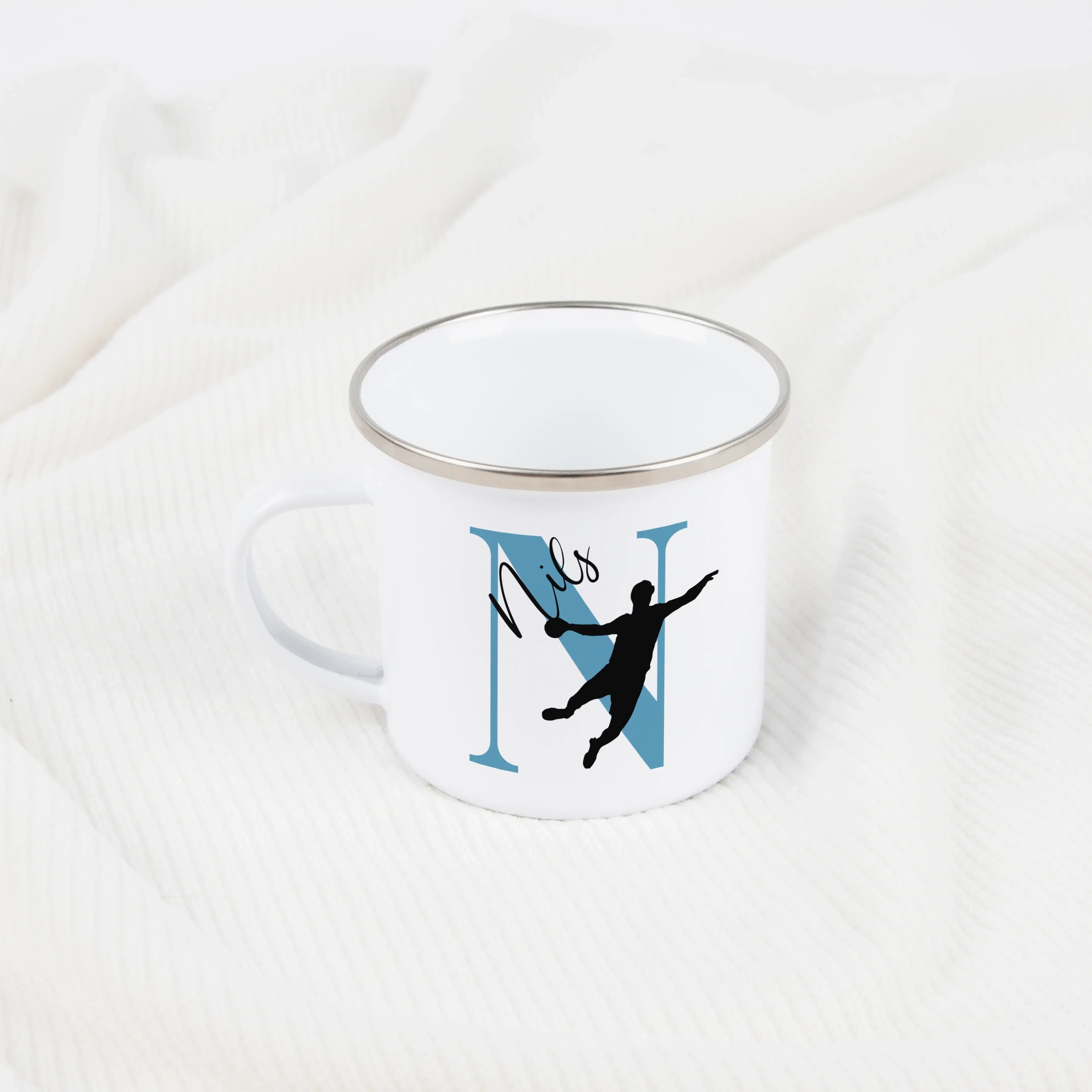 Emaille Tasse mit Namen Handball-Emaille Tasse-famprints-Die Emaille Tasse mit Namen Handball von famprints verbindet sportliche Leidenschaft mit einer persönlichen Note, die Kindern ein echtes Strahlen ins Gesicht zaubert. Jede Tasse wird in Deutschland