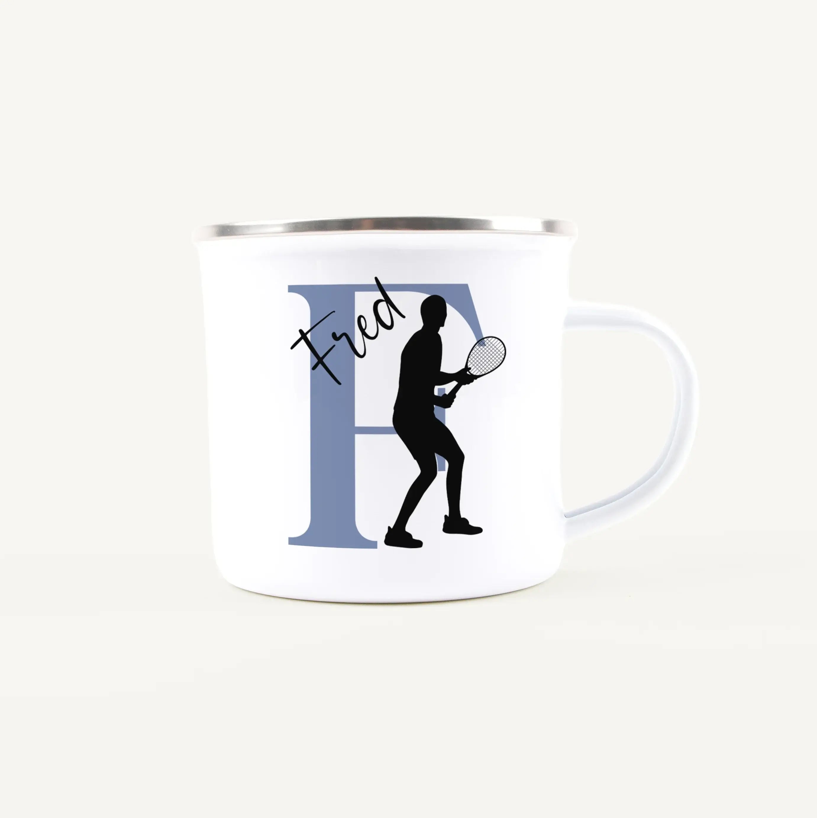 Emaille Tasse mit Namen Tennis-Emaille Tasse-famprints-Die Emaille Tasse mit Namen Tennis von famprints verbindet deinen Sportmoment mit einem persönlichen Detail, das jeden Schluck besonders macht. Auf dem leichten Emaille Becher trifft dein Name auf ein