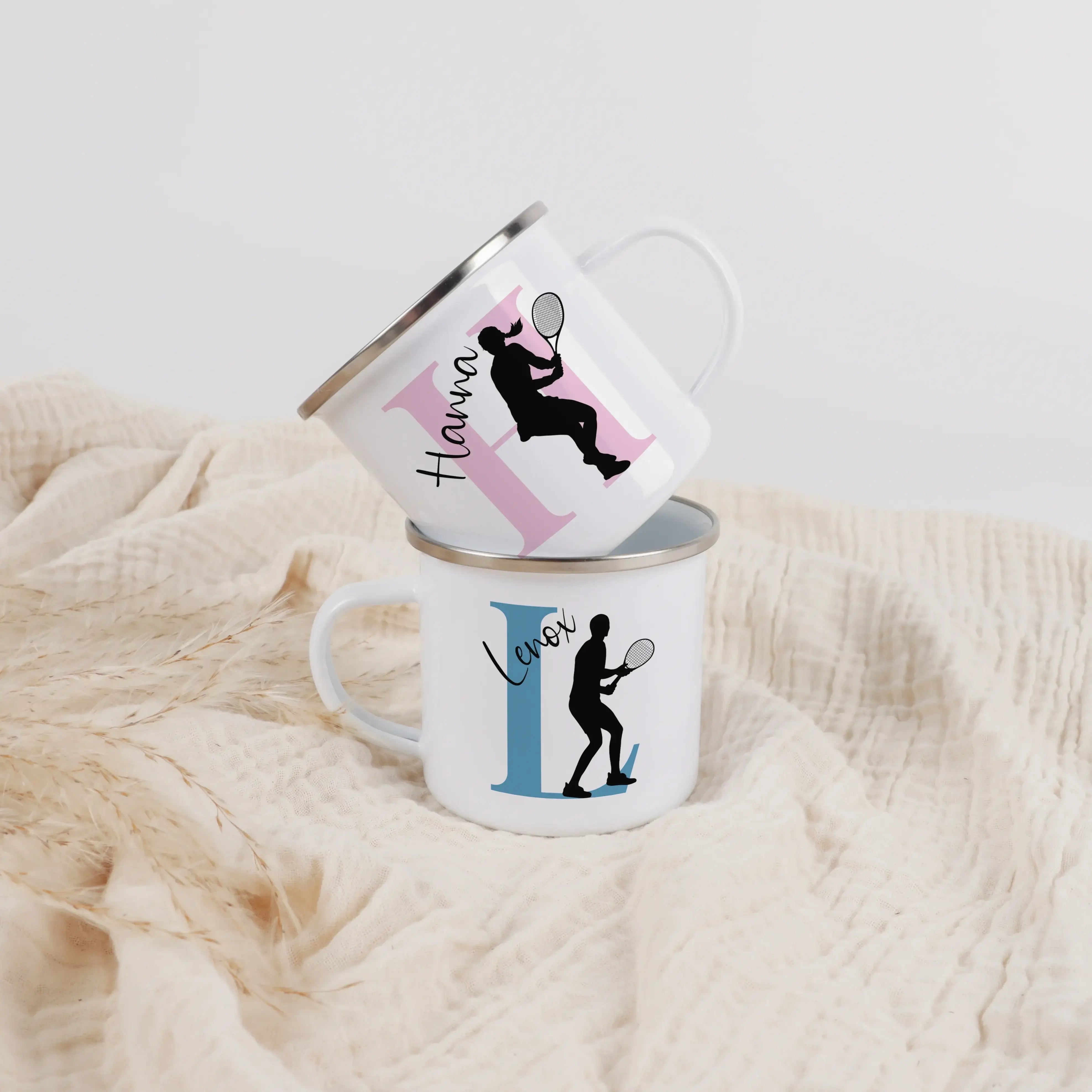 Emaille Tasse mit Namen Tennis-Emaille Tasse-famprints-Die Emaille Tasse mit Namen Tennis von famprints verbindet deinen Sportmoment mit einem persönlichen Detail, das jeden Schluck besonders macht. Auf dem leichten Emaille Becher trifft dein Name auf ein