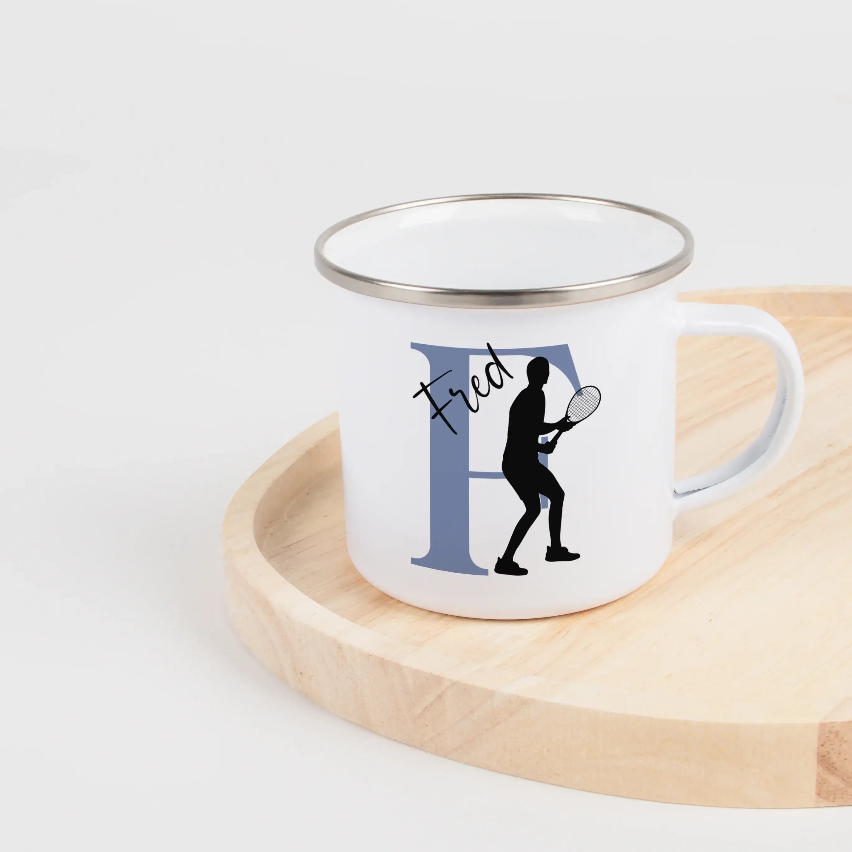 Emaille Tasse mit Namen Tennis-Emaille Tasse-famprints-Die Emaille Tasse mit Namen Tennis von famprints verbindet deinen Sportmoment mit einem persönlichen Detail, das jeden Schluck besonders macht. Auf dem leichten Emaille Becher trifft dein Name auf ein