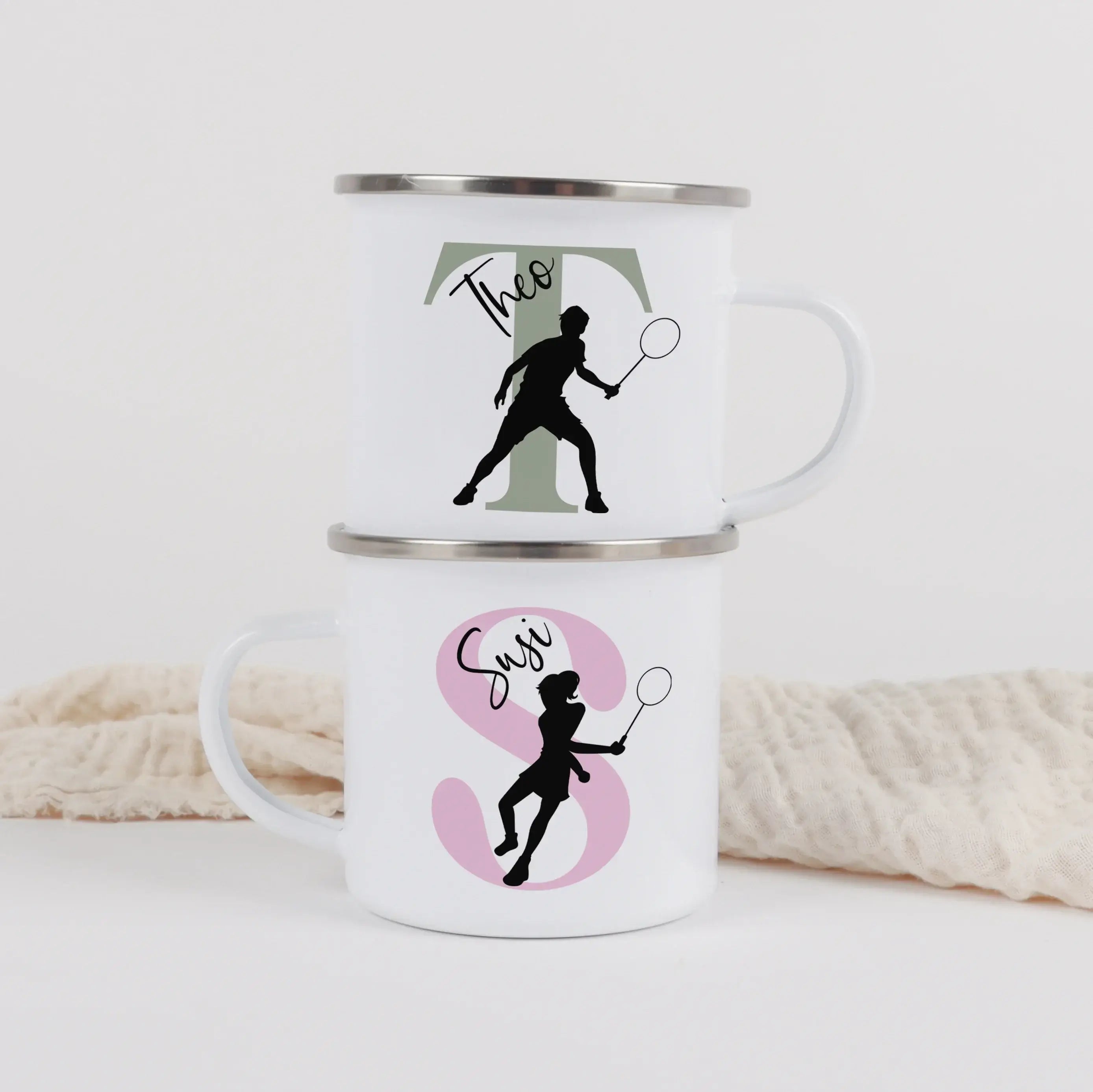 Emaille Tasse mit Namen Badminton-Emaille Tasse-famprints-Die Emaille Tasse mit Namen Badminton von famprints ist genau das Richtige, wenn du ein persönliches Geschenk suchst oder dir selbst eine Freude machen willst. Dein Name wird hochwertig auf die Tas