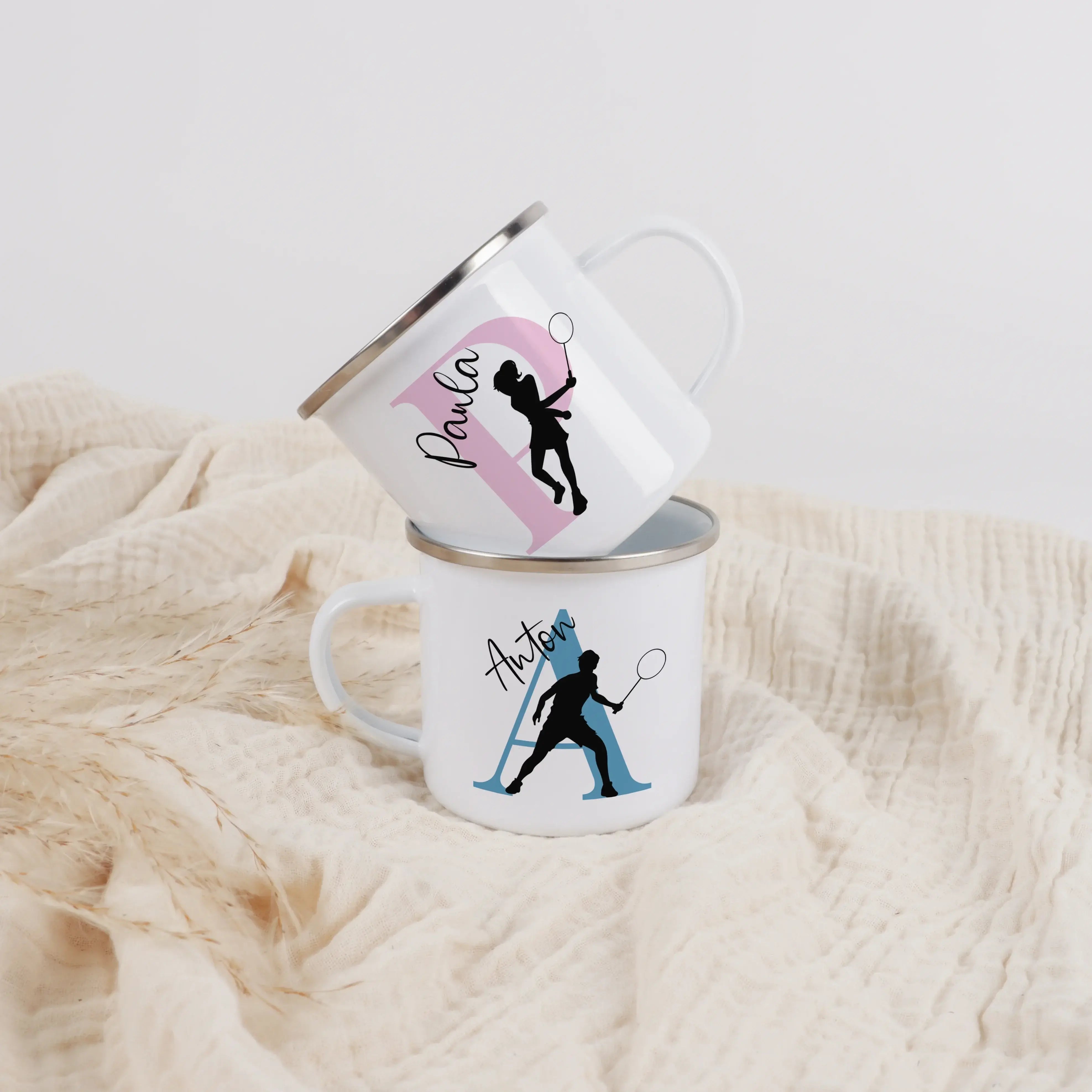 Emaille Tasse mit Namen Badminton-Emaille Tasse-famprints-Die Emaille Tasse mit Namen Badminton von famprints ist genau das Richtige, wenn du ein persönliches Geschenk suchst oder dir selbst eine Freude machen willst. Dein Name wird hochwertig auf die Tas
