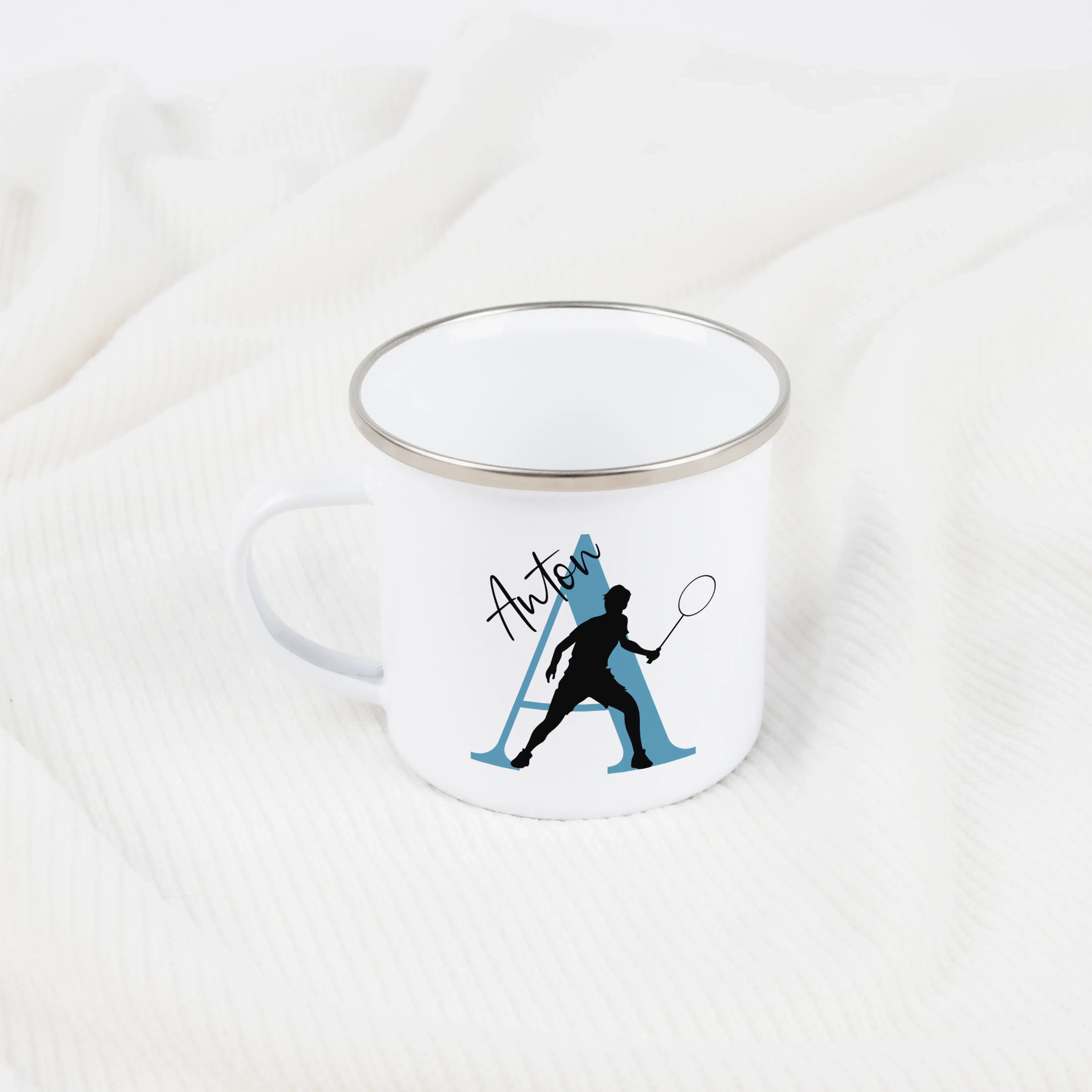 Emaille Tasse mit Namen Badminton-Emaille Tasse-famprints-Die Emaille Tasse mit Namen Badminton von famprints ist genau das Richtige, wenn du ein persönliches Geschenk suchst oder dir selbst eine Freude machen willst. Dein Name wird hochwertig auf die Tas