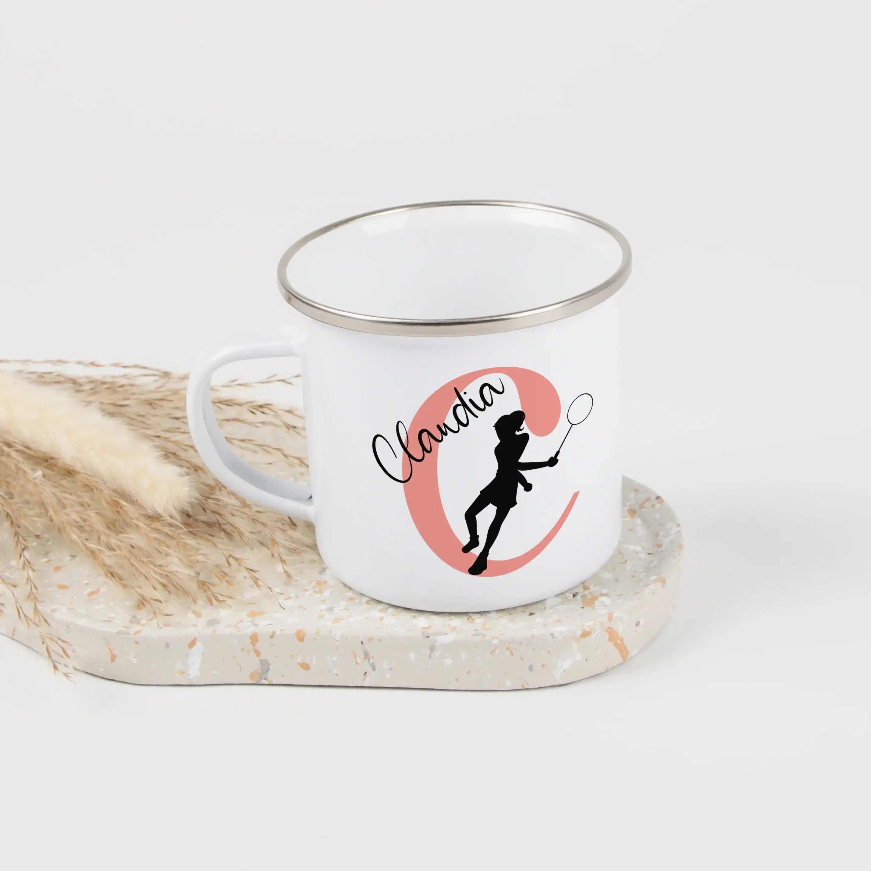 Emaille Tasse mit Namen Badminton-Emaille Tasse-famprints-Die Emaille Tasse mit Namen Badminton von famprints ist genau das Richtige, wenn du ein persönliches Geschenk suchst oder dir selbst eine Freude machen willst. Dein Name wird hochwertig auf die Tas
