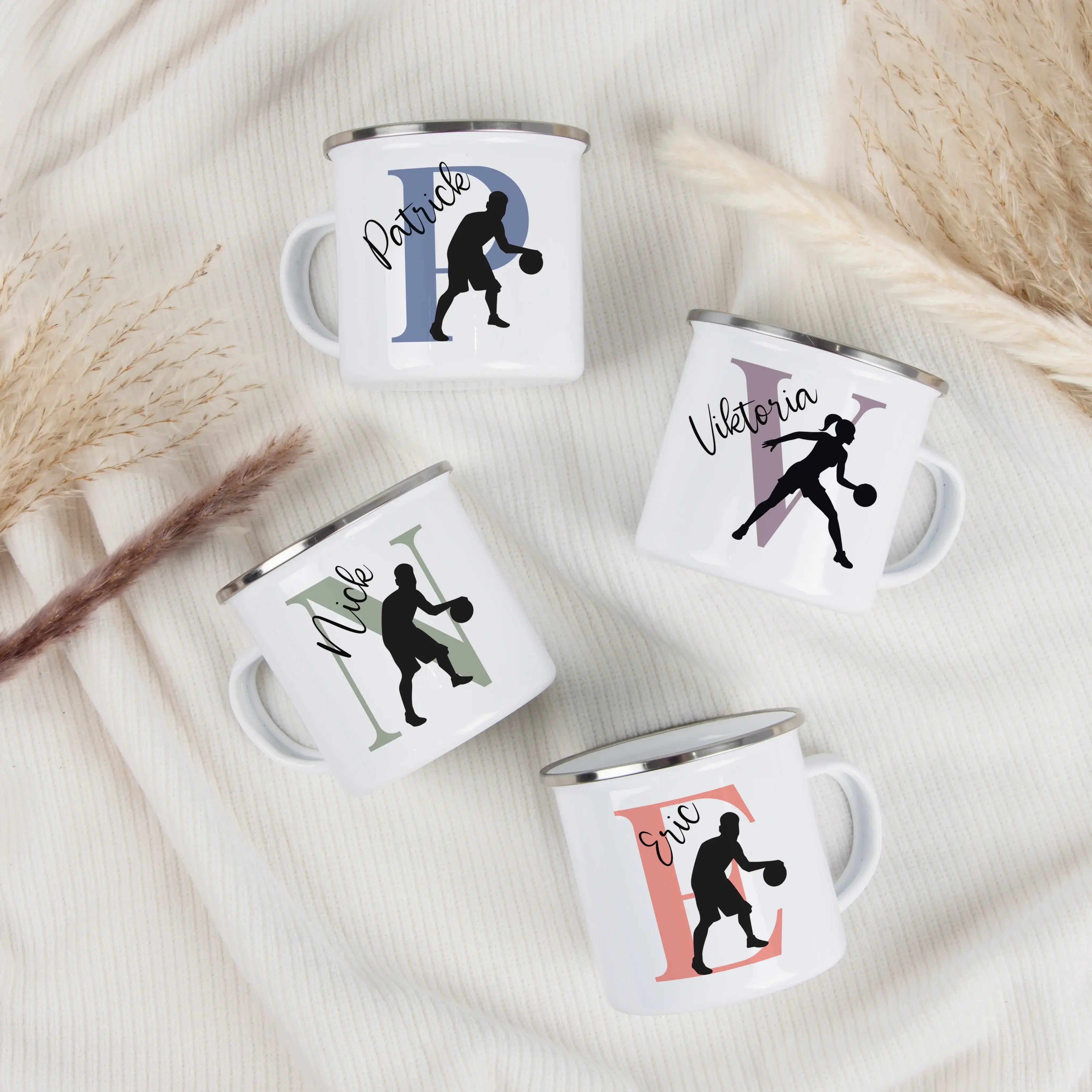 Emaille Tasse mit Namen Basketball-Emaille Tasse-famprints-Die Emaille Tasse mit Namen Basketball von famprints ist genau das Richtige, wenn du ein persönliches Geschenk für Basketballfans suchst. Ob für Kinder, Jugendliche oder sportbegeisterte Erwachsen