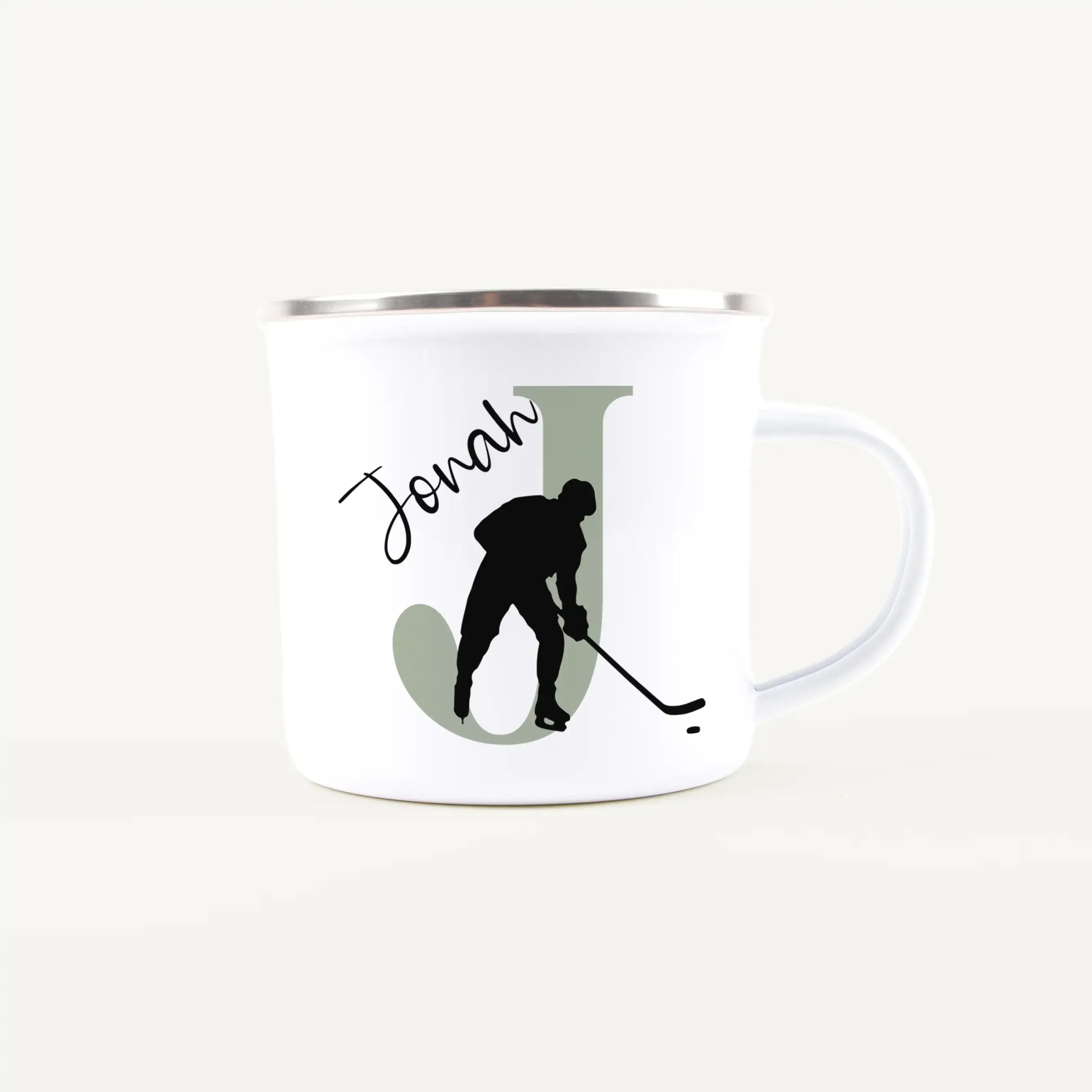 Emaille Tasse mit Namen Eishockey-Emaille Tasse-famprints-Eine Emaille Tasse mit Namen Eishockey ist das perfekte Geschenk für kleine und große Fans des schnellen Sports. Bei famprints bekommst du ein personalisiertes Motiv, das deinen Lieblingssport auf