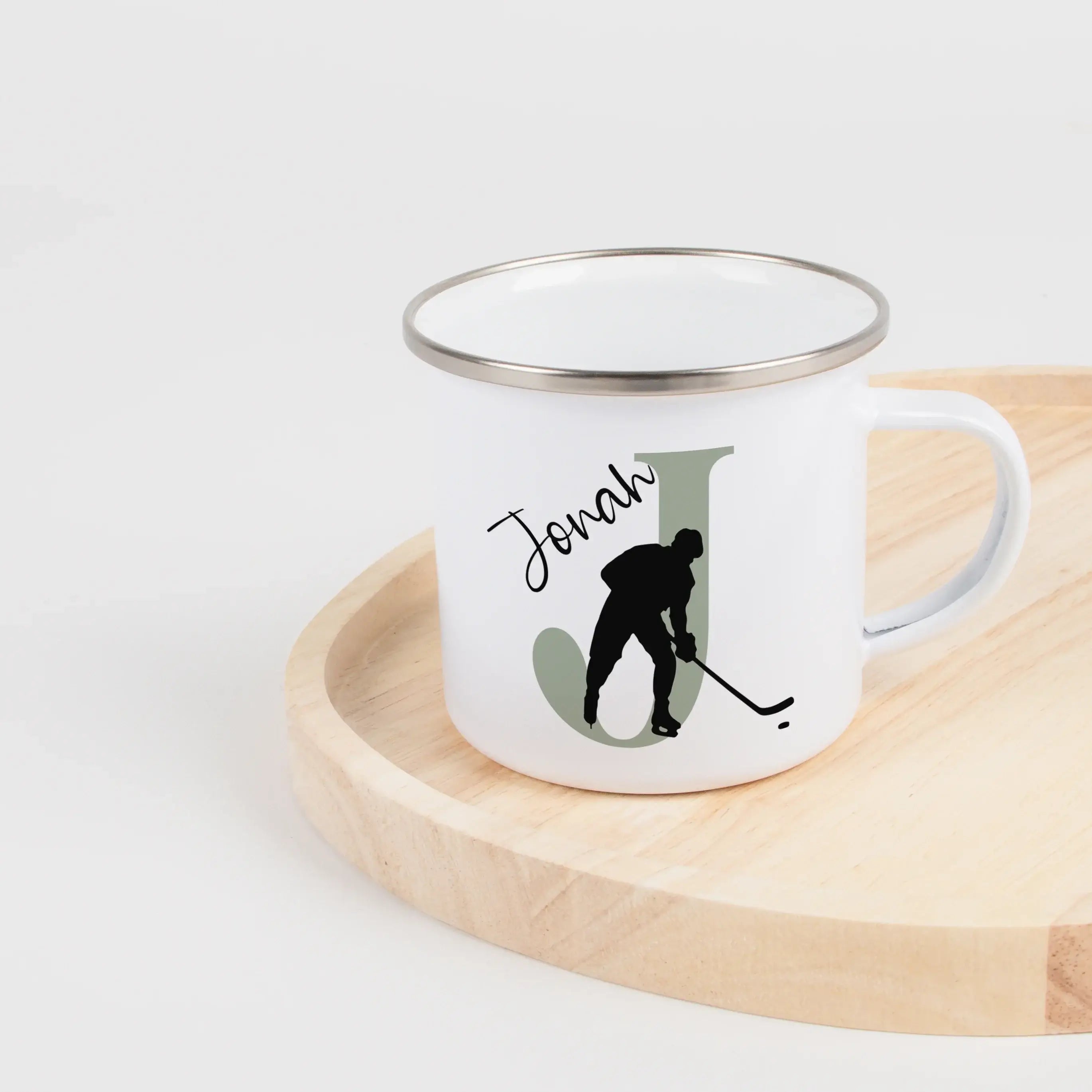 Emaille Tasse mit Namen Eishockey-Emaille Tasse-famprints-Eine Emaille Tasse mit Namen Eishockey ist das perfekte Geschenk für kleine und große Fans des schnellen Sports. Bei famprints bekommst du ein personalisiertes Motiv, das deinen Lieblingssport auf