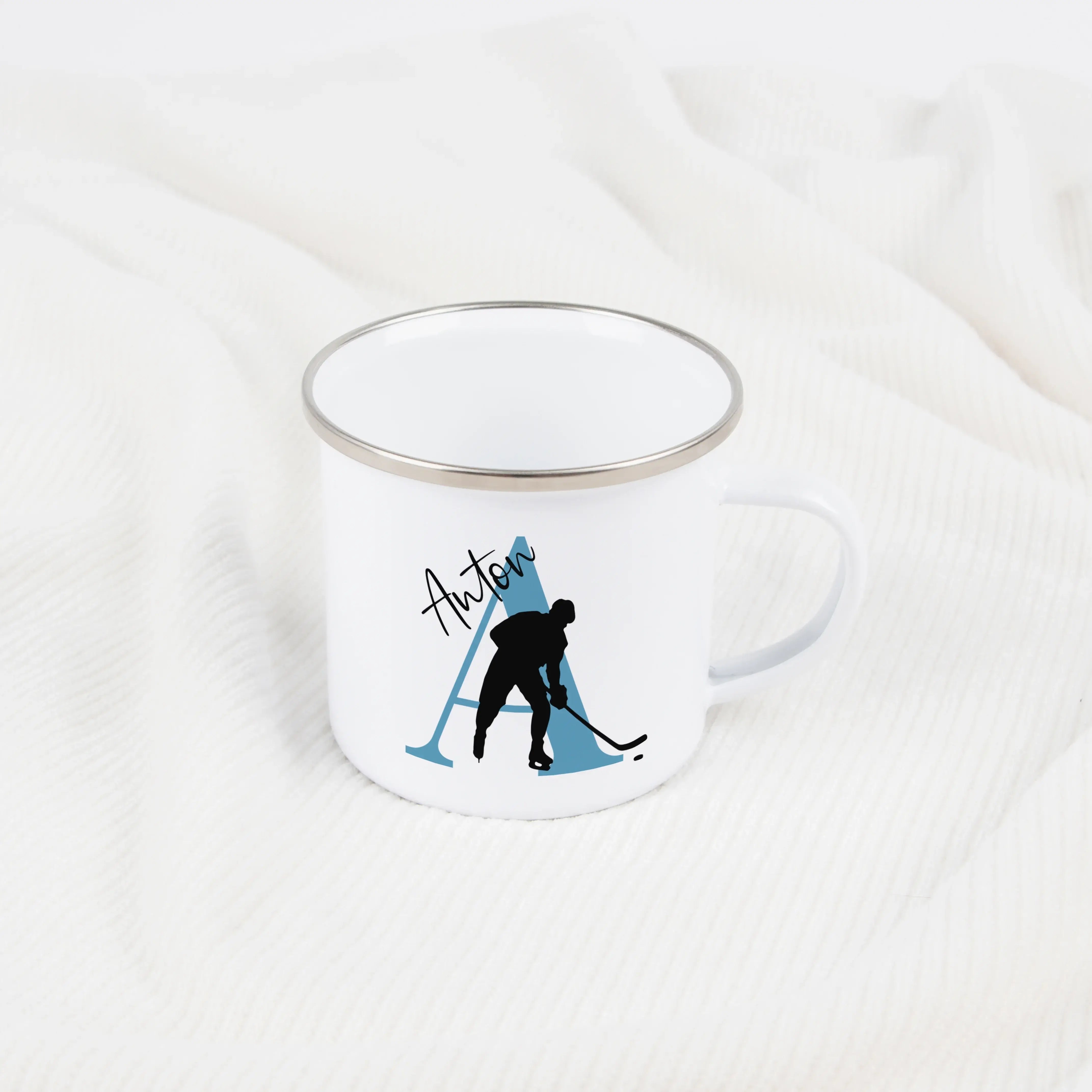 Emaille Tasse mit Namen Eishockey-Emaille Tasse-famprints-Eine Emaille Tasse mit Namen Eishockey ist das perfekte Geschenk für kleine und große Fans des schnellen Sports. Bei famprints bekommst du ein personalisiertes Motiv, das deinen Lieblingssport auf
