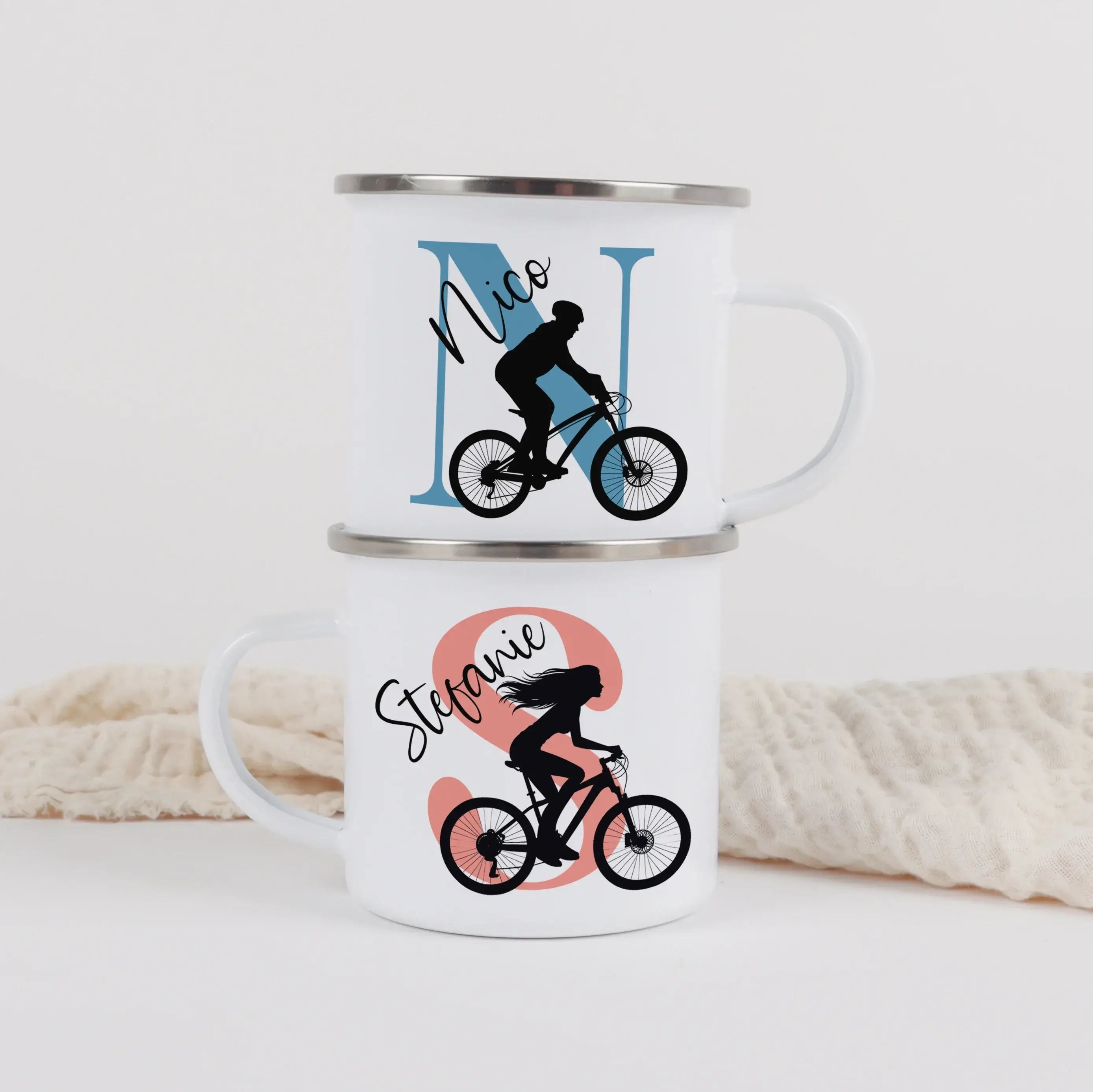 Emaille Tasse mit Namen Fahrrad-Emaille Tasse-famprints-Die Emaille Tasse mit Namen Fahrrad von famprints verbindet persönliches Design mit alltagstauglicher Leichtigkeit und ist ideal für kleine und große Fahrradfans. Mit ihren 300 ml eignet sie sich per
