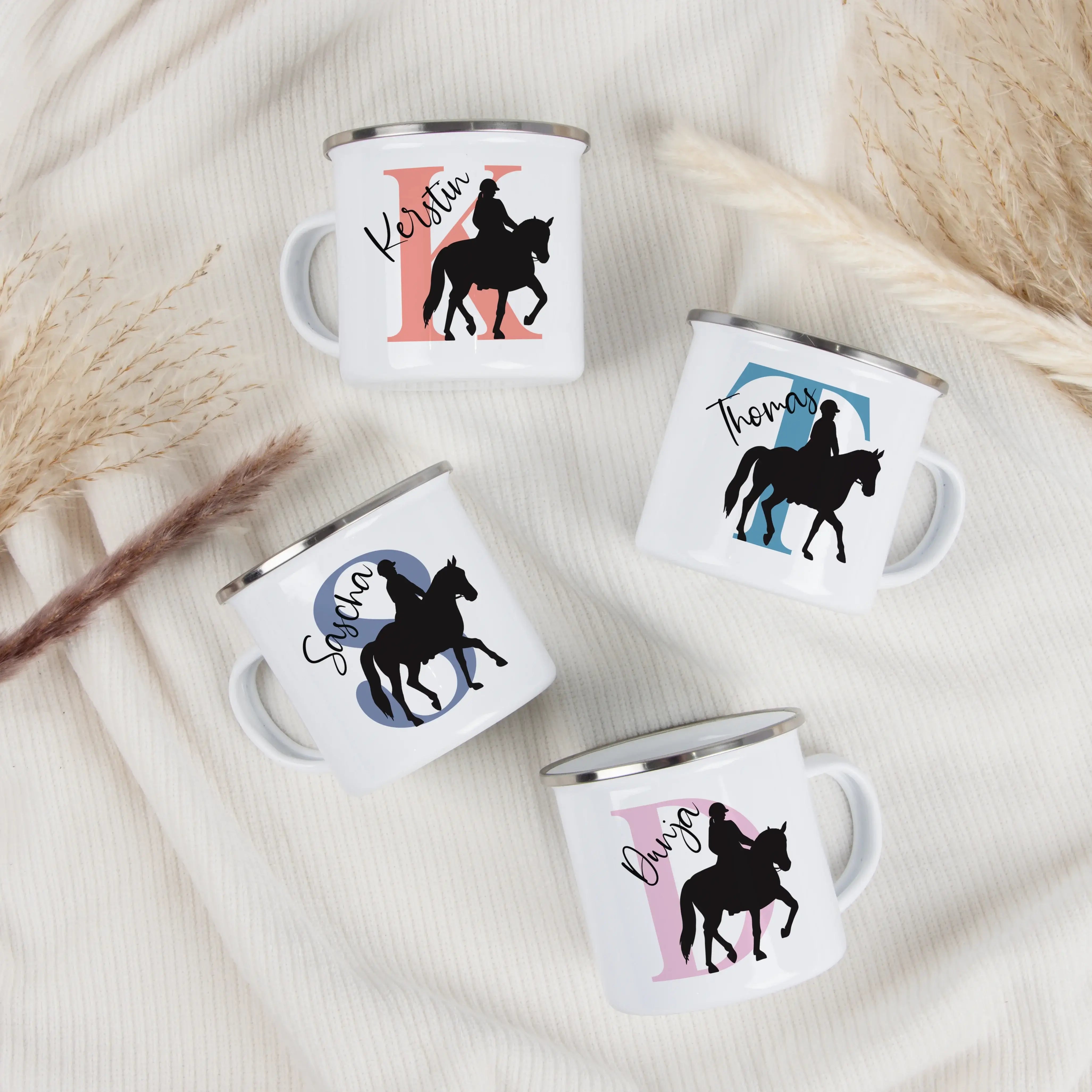 Emaille Tasse mit Namen Reiten-Emaille Tasse-famprints-Eine Emaille Tasse mit Namen Reiten bringt die Faszination rund um Pferde, Stallleben und Ausritte direkt in den Alltag. Bei famprints gestaltest du aus einer leichten Emaille Tasse ein persönliches G