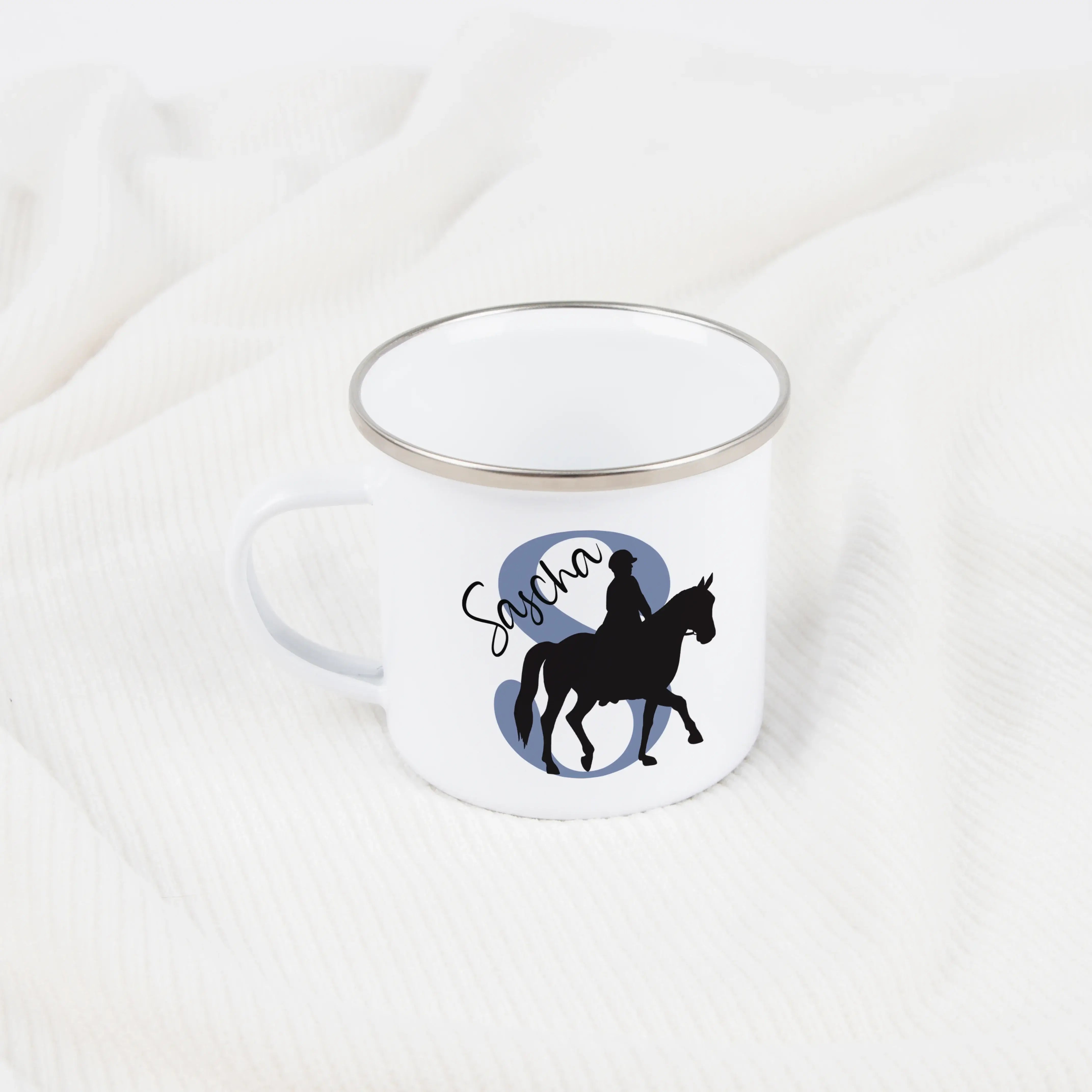 Emaille Tasse mit Namen Reiten-Emaille Tasse-famprints-Eine Emaille Tasse mit Namen Reiten bringt die Faszination rund um Pferde, Stallleben und Ausritte direkt in den Alltag. Bei famprints gestaltest du aus einer leichten Emaille Tasse ein persönliches G