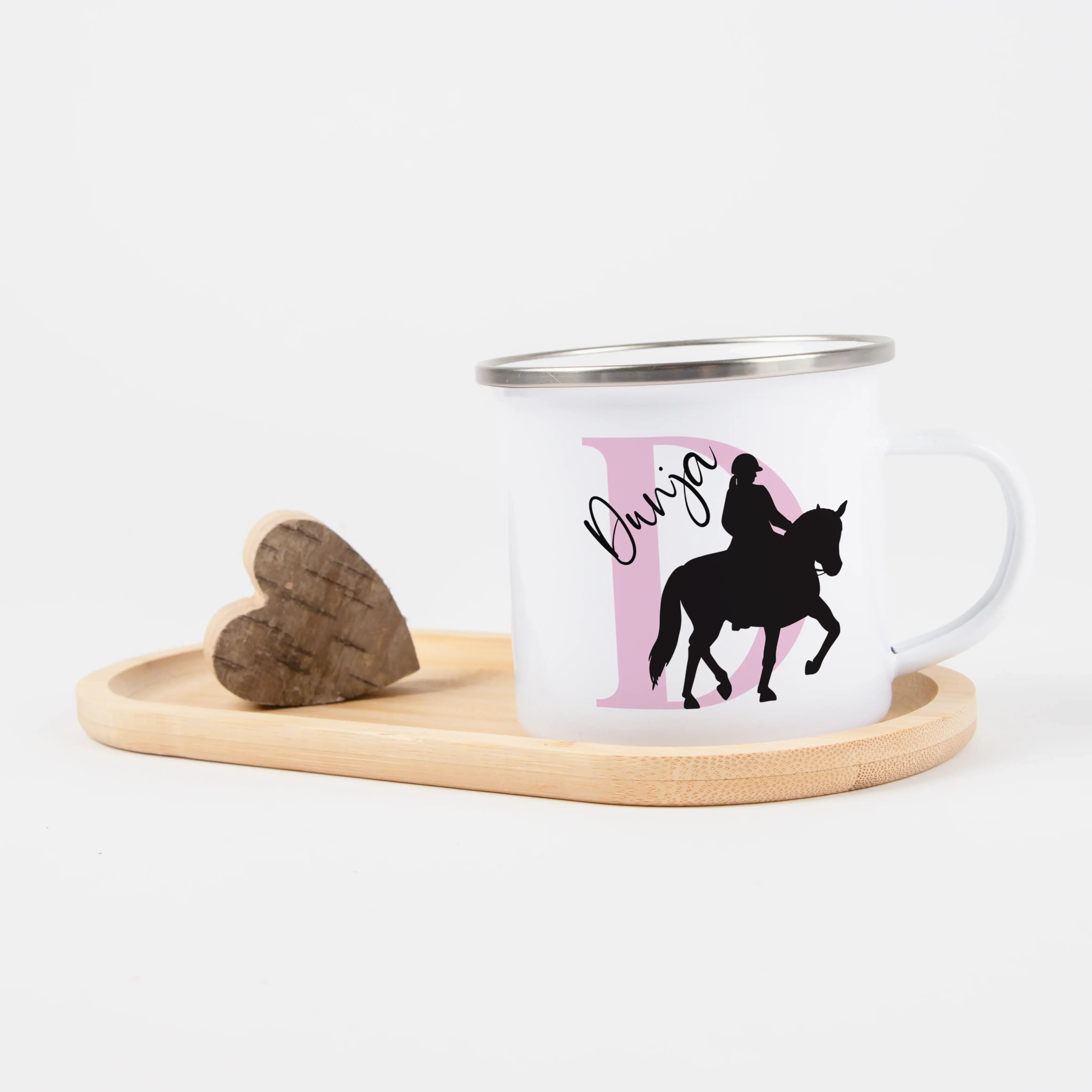 Emaille Tasse mit Namen Reiten-Emaille Tasse-famprints-Eine Emaille Tasse mit Namen Reiten bringt die Faszination rund um Pferde, Stallleben und Ausritte direkt in den Alltag. Bei famprints gestaltest du aus einer leichten Emaille Tasse ein persönliches G