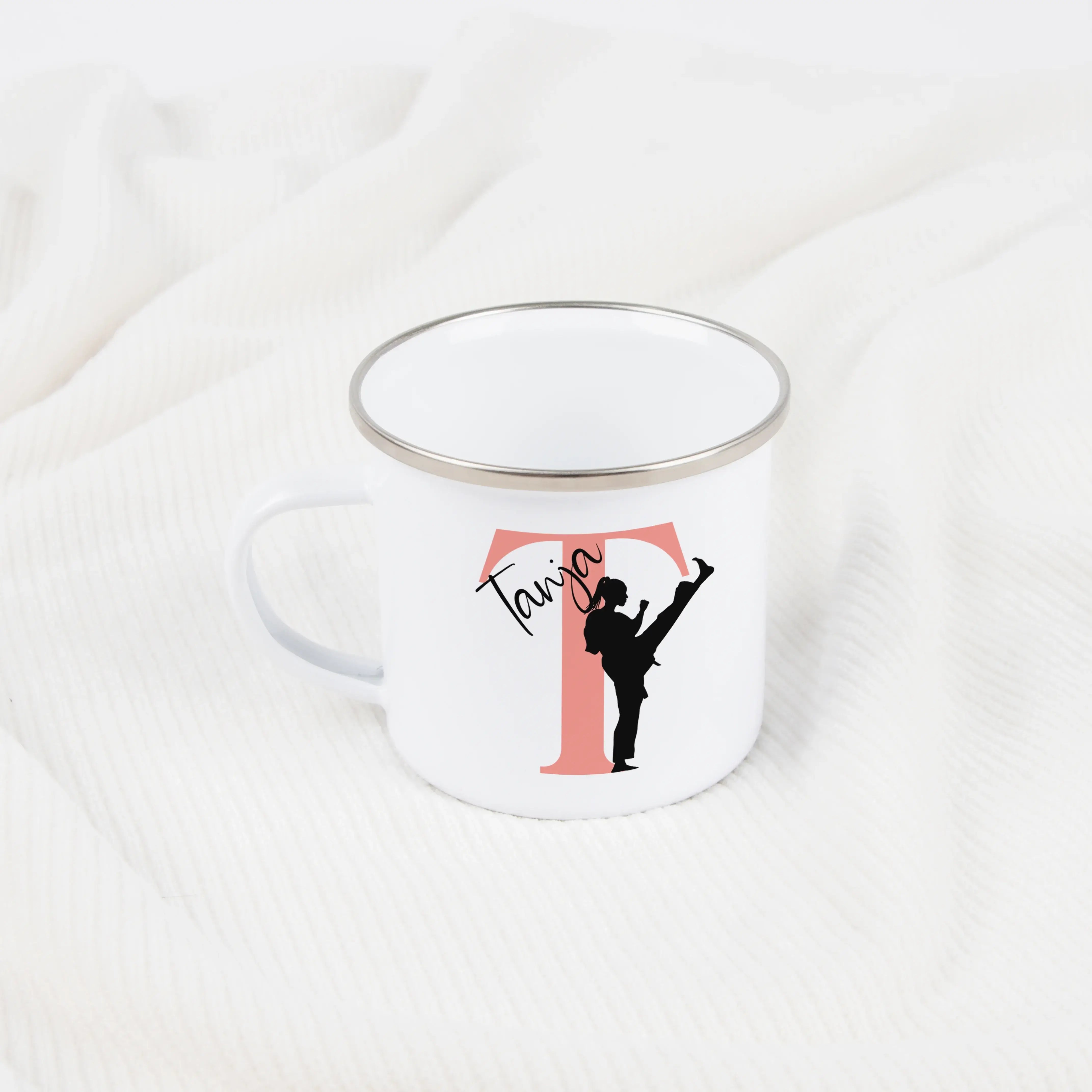 Emaille Tasse mit Namen Judo-Emaille Tasse-famprints-Die Emaille Tasse mit Namen Judo von famprints verbindet persönliche Gestaltung mit liebevollem Design und macht jeden Schluck zu einem kleinen Glücksmoment. Mit deinem Wunschnamen und einer passenden J