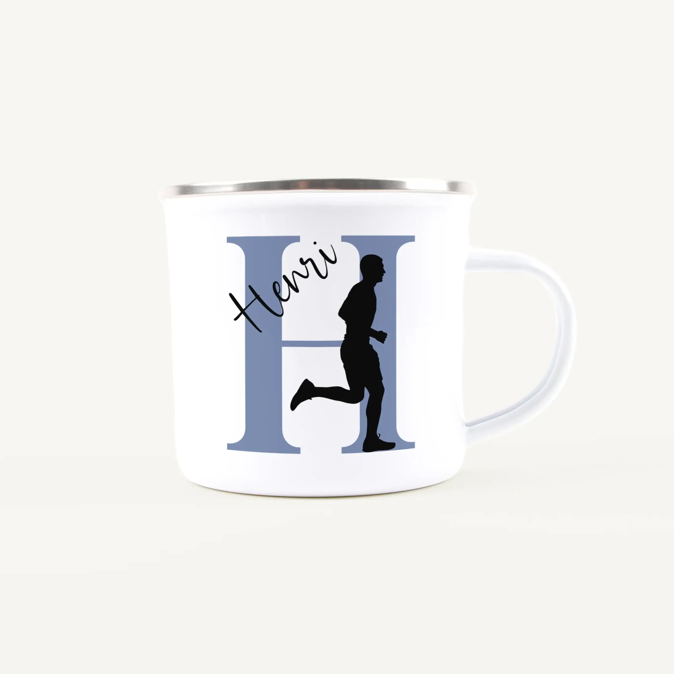 Emaille Tasse mit Namen Laufen-Emaille Tasse-famprints-Mit der Emaille Tasse mit Namen Laufen von famprints bekommst du ein personalisiertes Produkt, das deine Leidenschaft für den Laufsport sichtbar macht. Dein Name wird stilvoll mit einem Laufmotiv komb