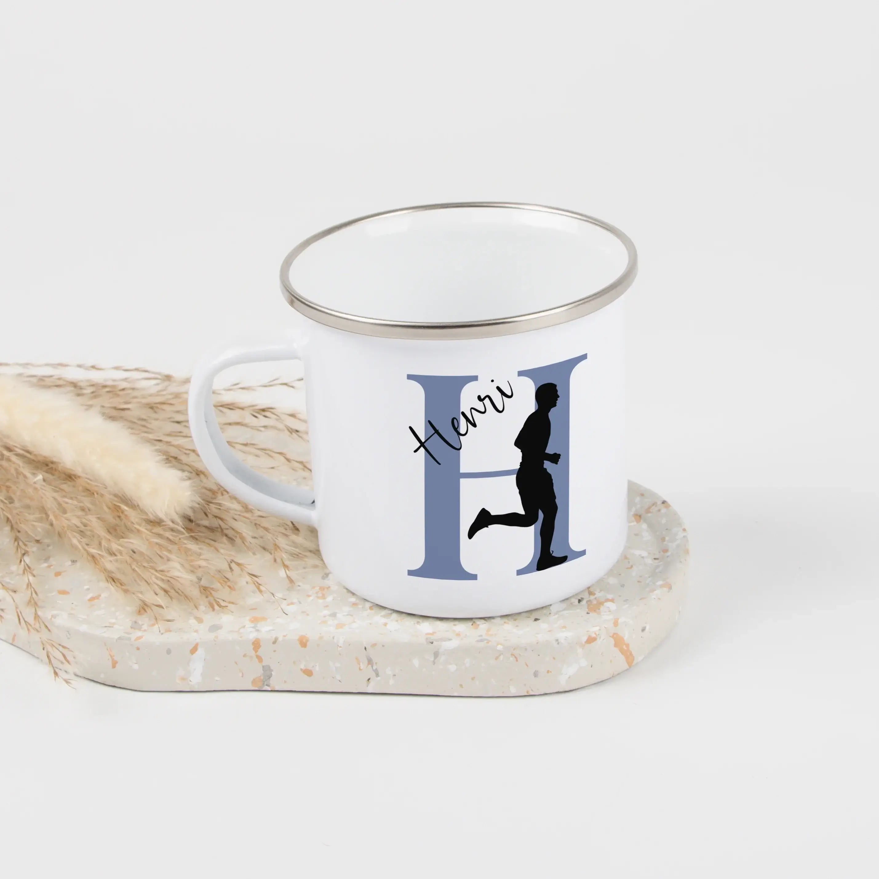 Emaille Tasse mit Namen Laufen-Emaille Tasse-famprints-Mit der Emaille Tasse mit Namen Laufen von famprints bekommst du ein personalisiertes Produkt, das deine Leidenschaft für den Laufsport sichtbar macht. Dein Name wird stilvoll mit einem Laufmotiv komb