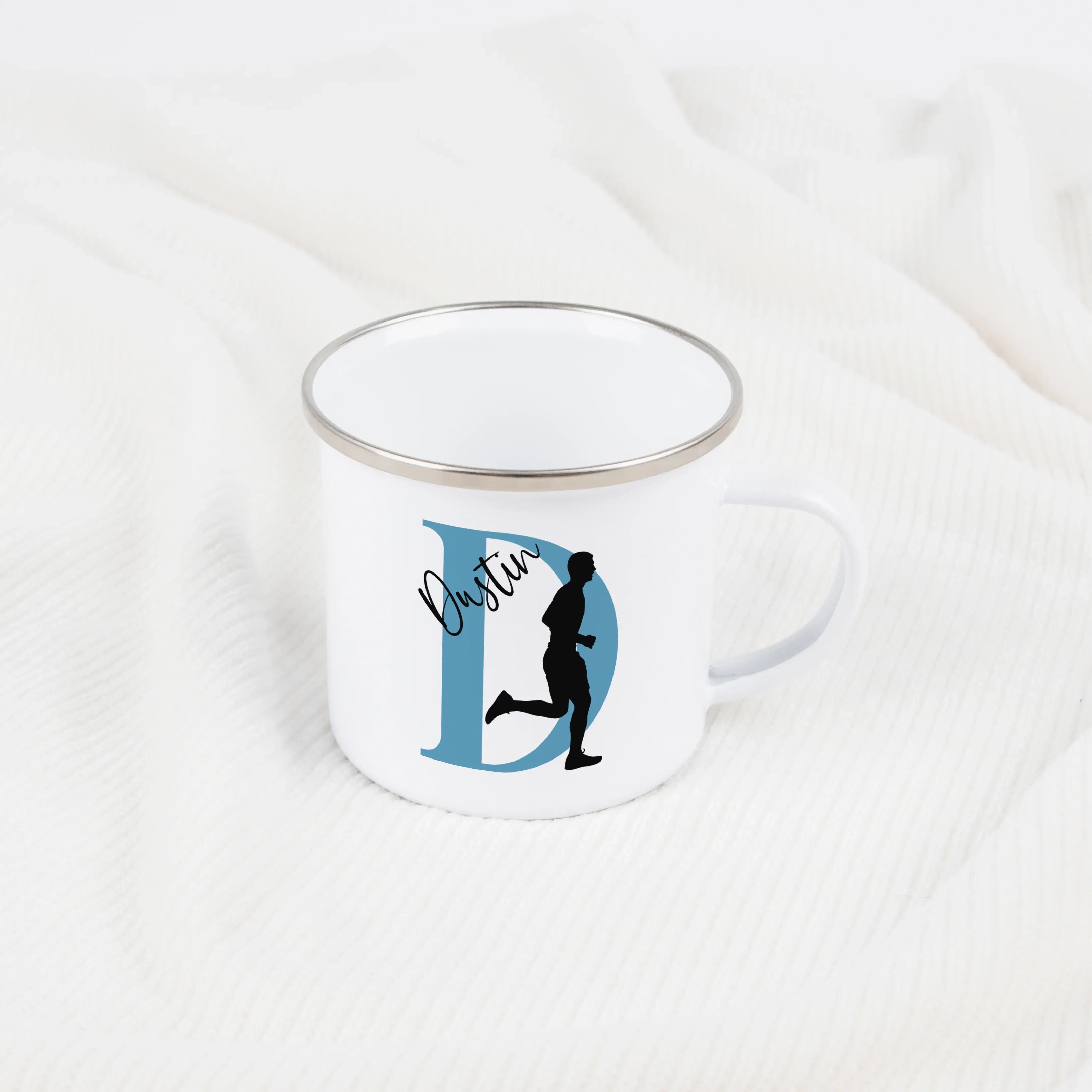 Emaille Tasse mit Namen Laufen-Emaille Tasse-famprints-Mit der Emaille Tasse mit Namen Laufen von famprints bekommst du ein personalisiertes Produkt, das deine Leidenschaft für den Laufsport sichtbar macht. Dein Name wird stilvoll mit einem Laufmotiv komb