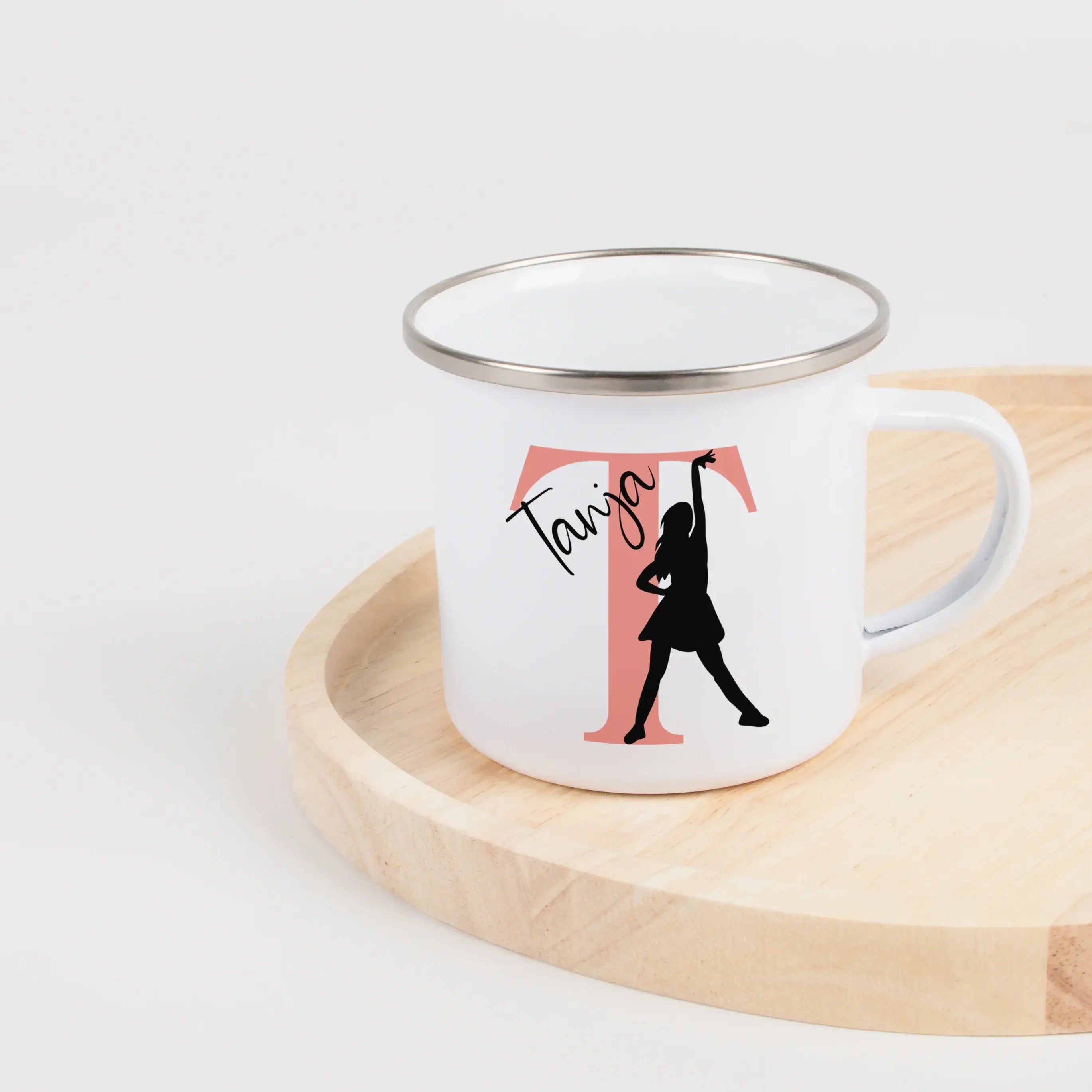 Emaille Tasse mit Namen Tanzen-Emaille Tasse-famprints-Mit der Emaille Tasse mit Namen Tanzen von famprints verschenkst du etwas Persönliches, das genau zur Leidenschaft passt. Ob Ballett, Hip-Hop oder moderner Tanz – das liebevoll gestaltete Motiv in Kom