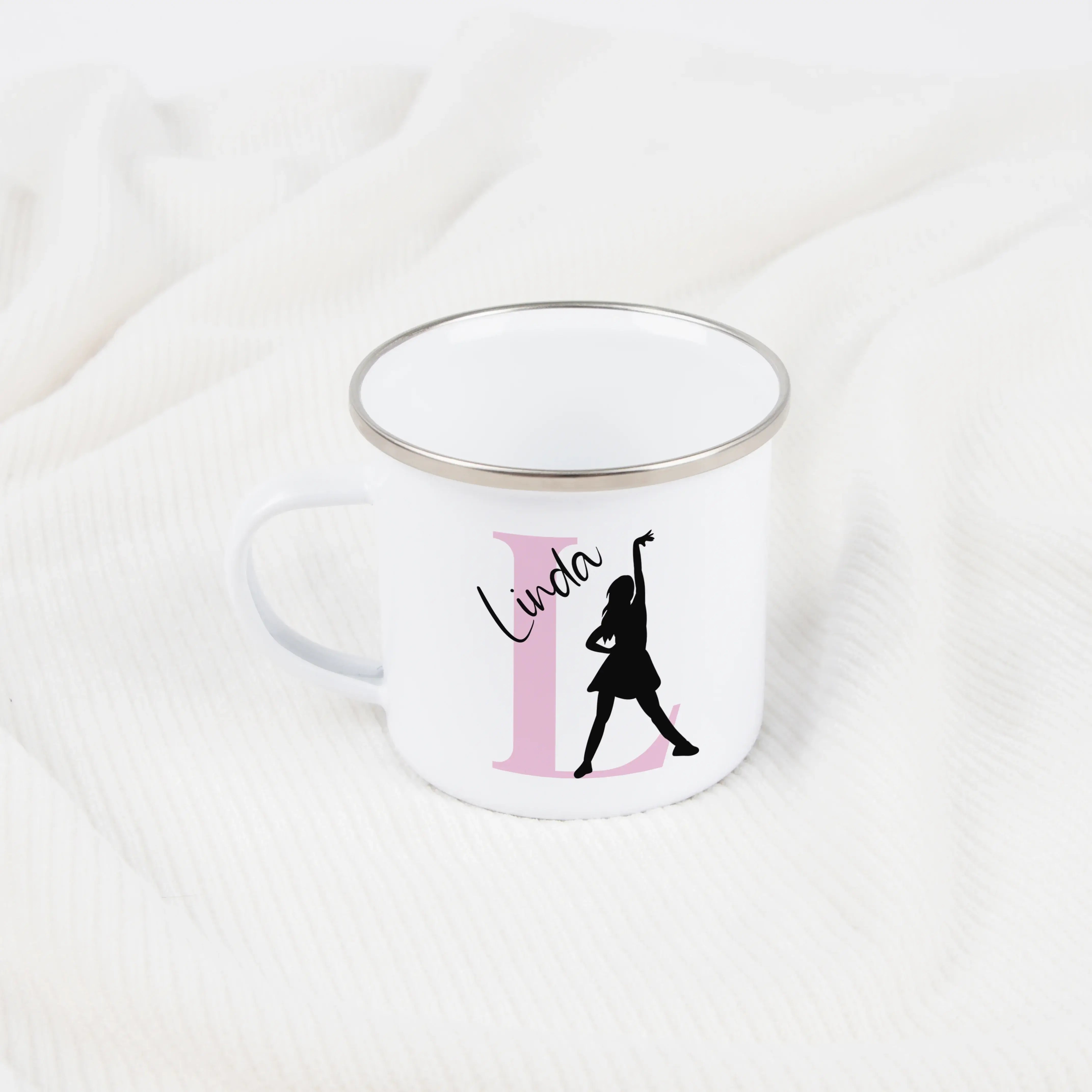 Emaille Tasse mit Namen Tanzen-Emaille Tasse-famprints-Mit der Emaille Tasse mit Namen Tanzen von famprints verschenkst du etwas Persönliches, das genau zur Leidenschaft passt. Ob Ballett, Hip-Hop oder moderner Tanz – das liebevoll gestaltete Motiv in Kom