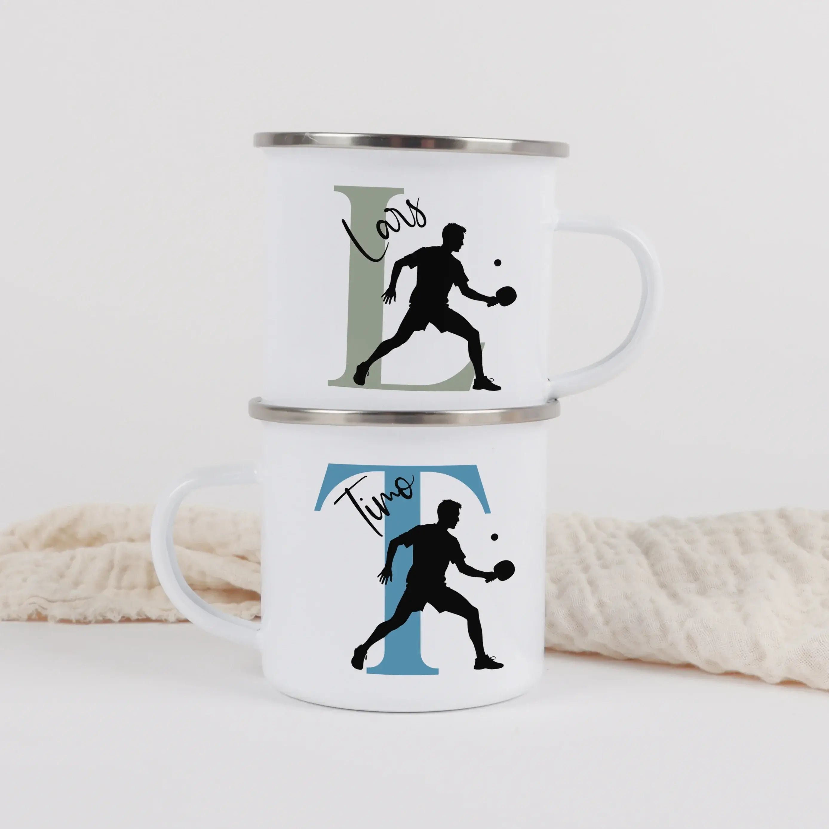 Emaille Tasse mit Namen Tischtennis-Emaille Tasse-famprints-Die Emaille Tasse mit Namen Tischtennis von famprints ist genau das Richtige, wenn du ein persönliches Geschenk für Tischtennis-Fans suchst oder dir selbst eine individuelle Tasse gestalten möcht