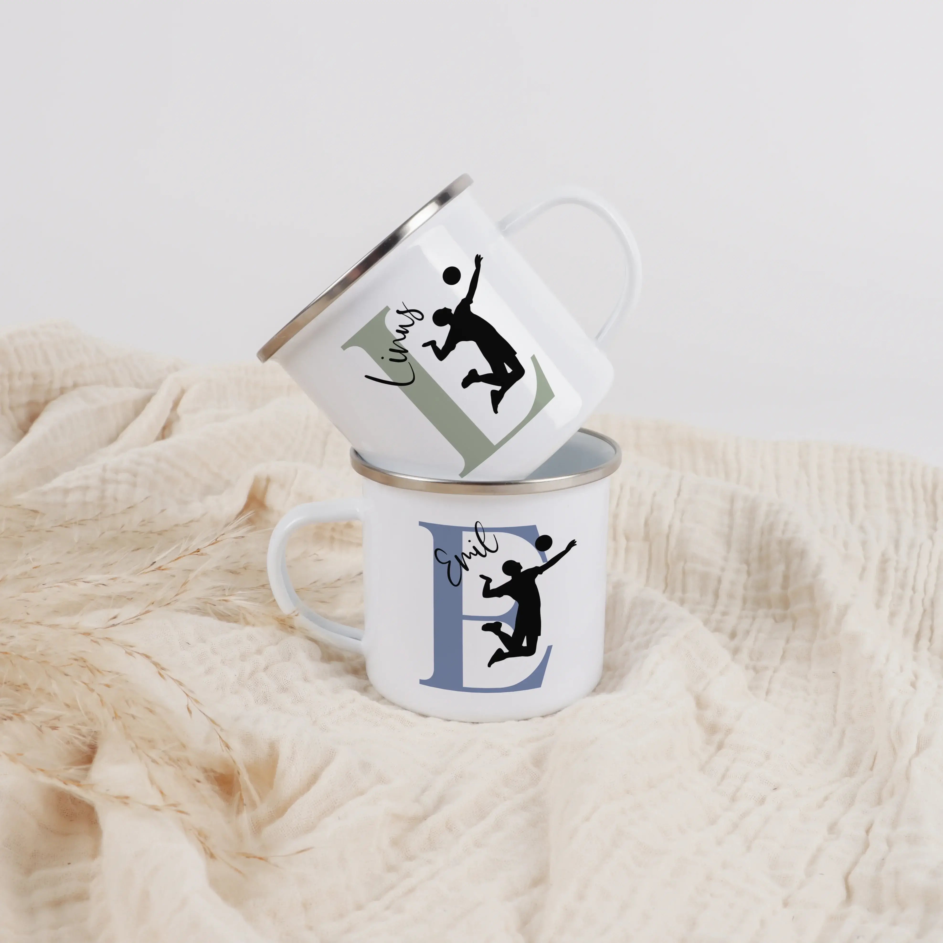 Emaille Tasse mit Namen Volleyball-Emaille Tasse-famprints-Mit der Emaille Tasse mit Namen Volleyball von famprints holst du dir ein persönliches Highlight für Pausen am Spielfeldrand oder gemütliche Momente zu Hause. Dein Wunschname kombiniert mit initia