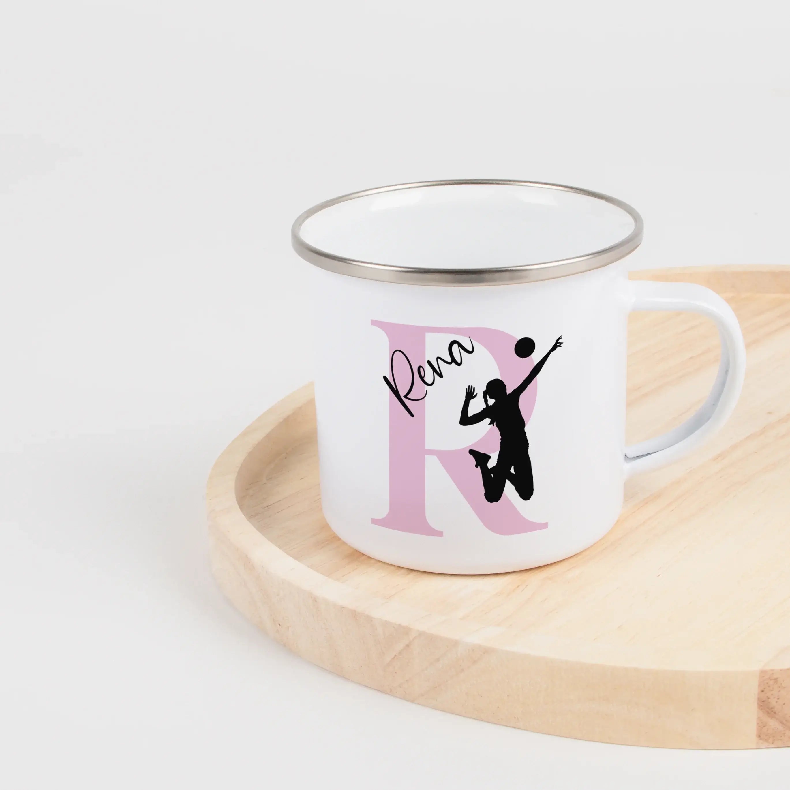 Emaille Tasse mit Namen Volleyball-Emaille Tasse-famprints-Mit der Emaille Tasse mit Namen Volleyball von famprints holst du dir ein persönliches Highlight für Pausen am Spielfeldrand oder gemütliche Momente zu Hause. Dein Wunschname kombiniert mit initia