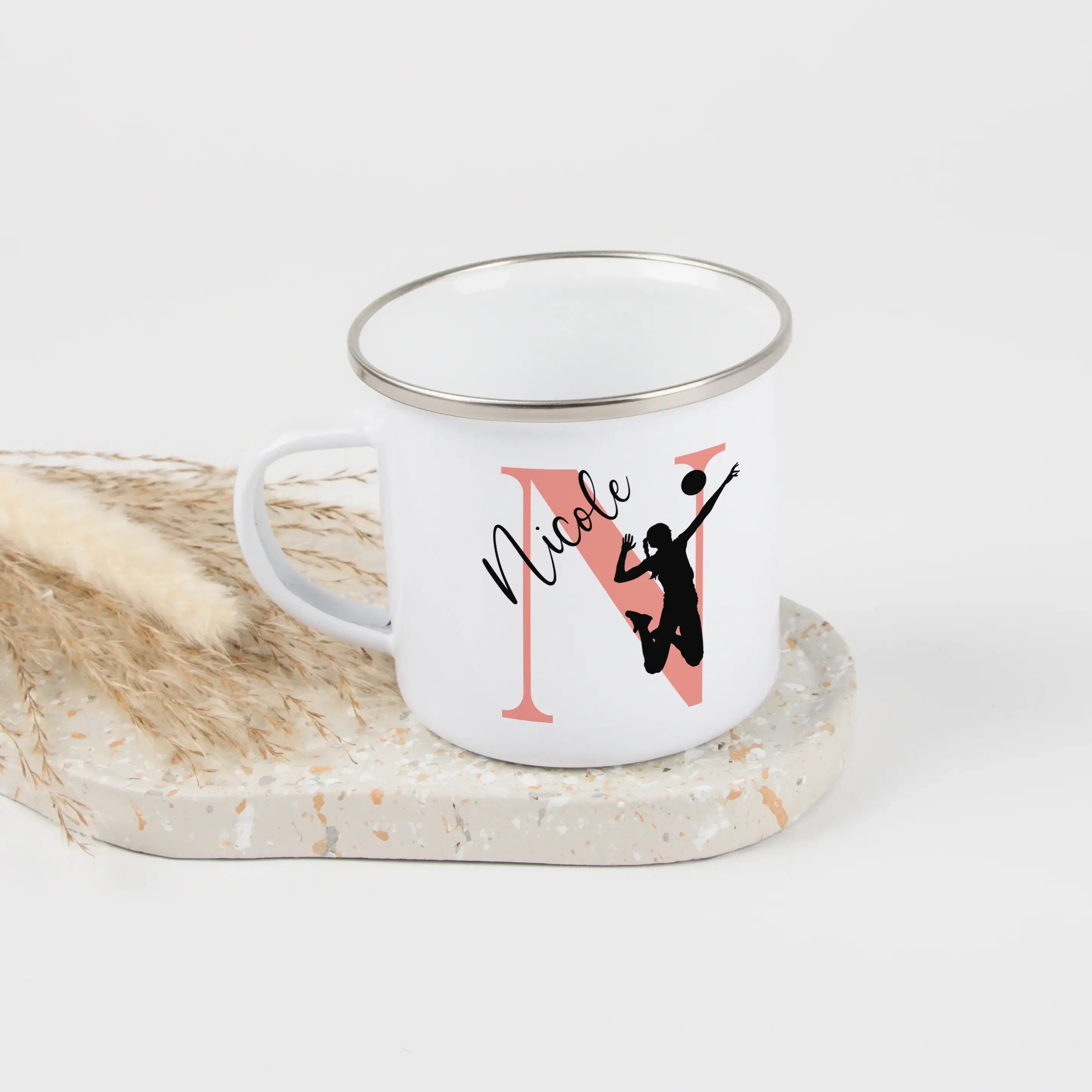 Emaille Tasse mit Namen Volleyball-Emaille Tasse-famprints-Mit der Emaille Tasse mit Namen Volleyball von famprints holst du dir ein persönliches Highlight für Pausen am Spielfeldrand oder gemütliche Momente zu Hause. Dein Wunschname kombiniert mit initia