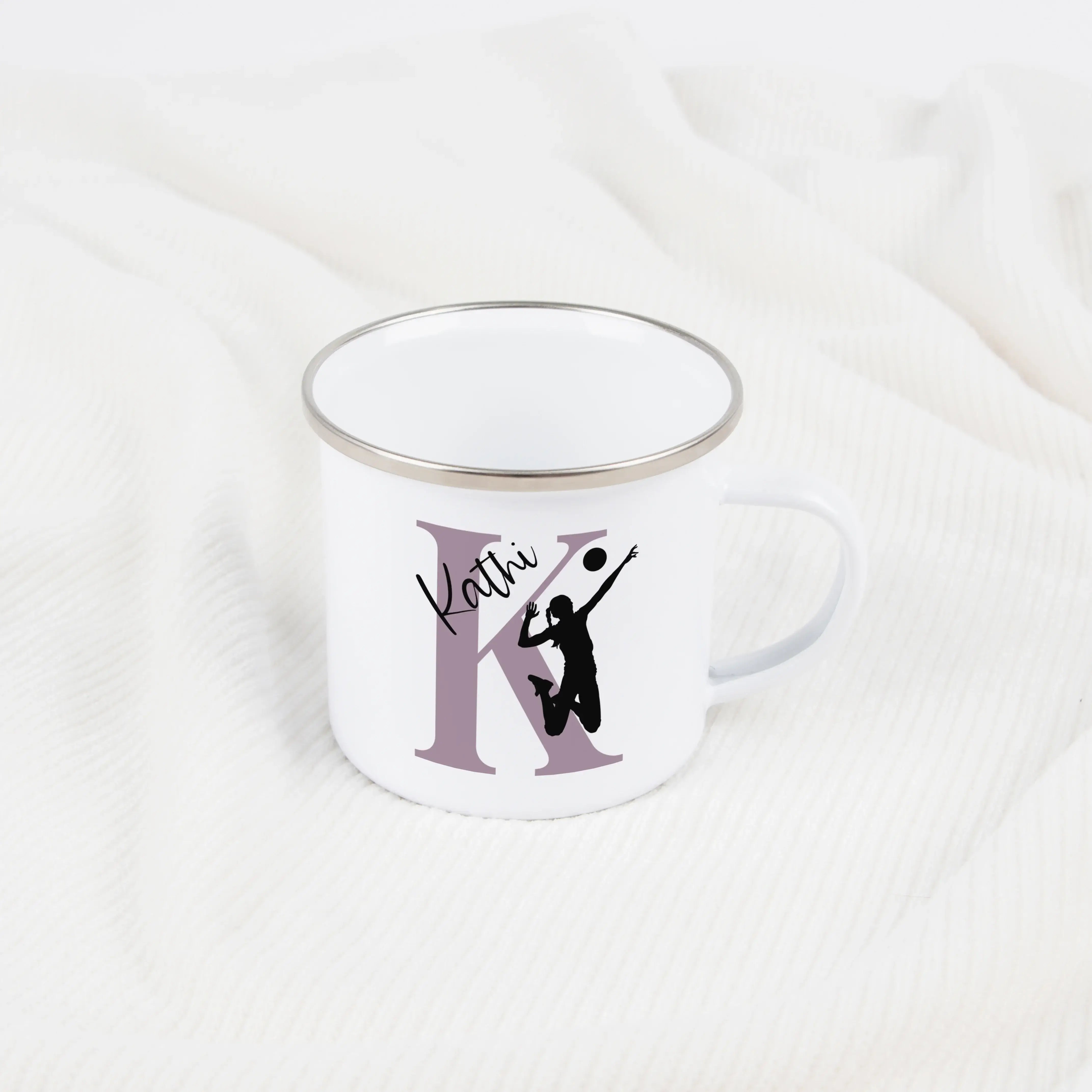 Emaille Tasse mit Namen Volleyball-Emaille Tasse-famprints-Mit der Emaille Tasse mit Namen Volleyball von famprints holst du dir ein persönliches Highlight für Pausen am Spielfeldrand oder gemütliche Momente zu Hause. Dein Wunschname kombiniert mit initia
