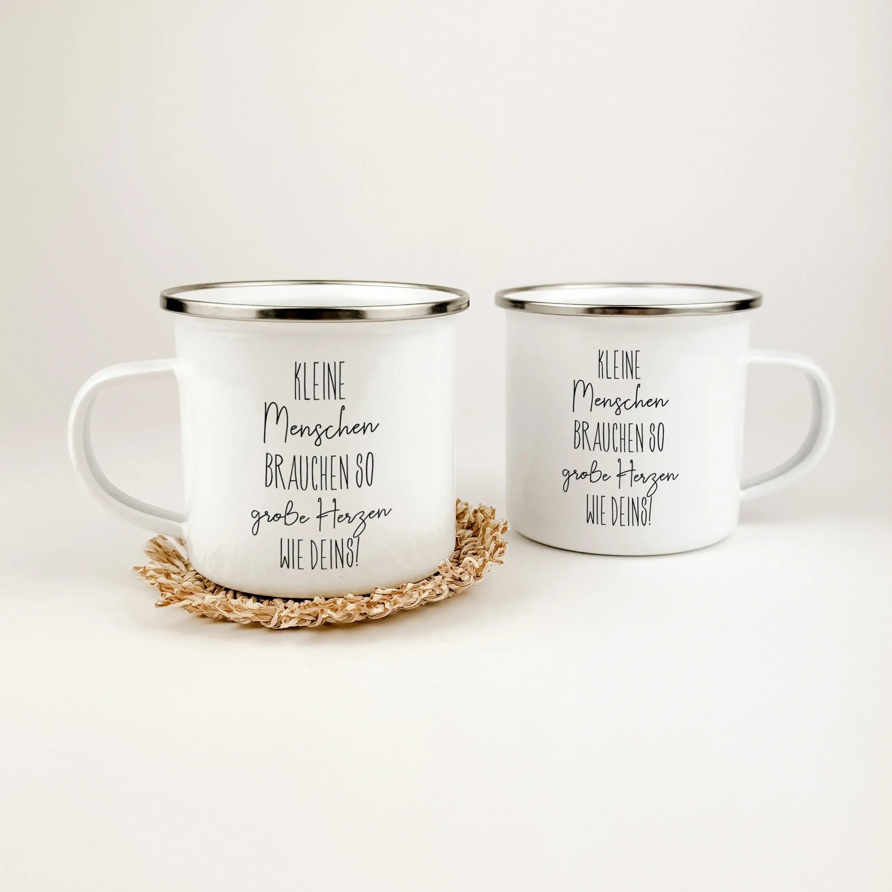 Emaille Tasse kleine Herzen-famprints-Emaille Tasse-Entdecke die Emaille Tasse kleine Herzen, die nicht nur ein praktisches Trinkgefäß ist, sondern auch eine liebevolle Geste für Erzieher oder Lehrer. Mit dem inspirierenden Spruch "Kleine Menschen brauche