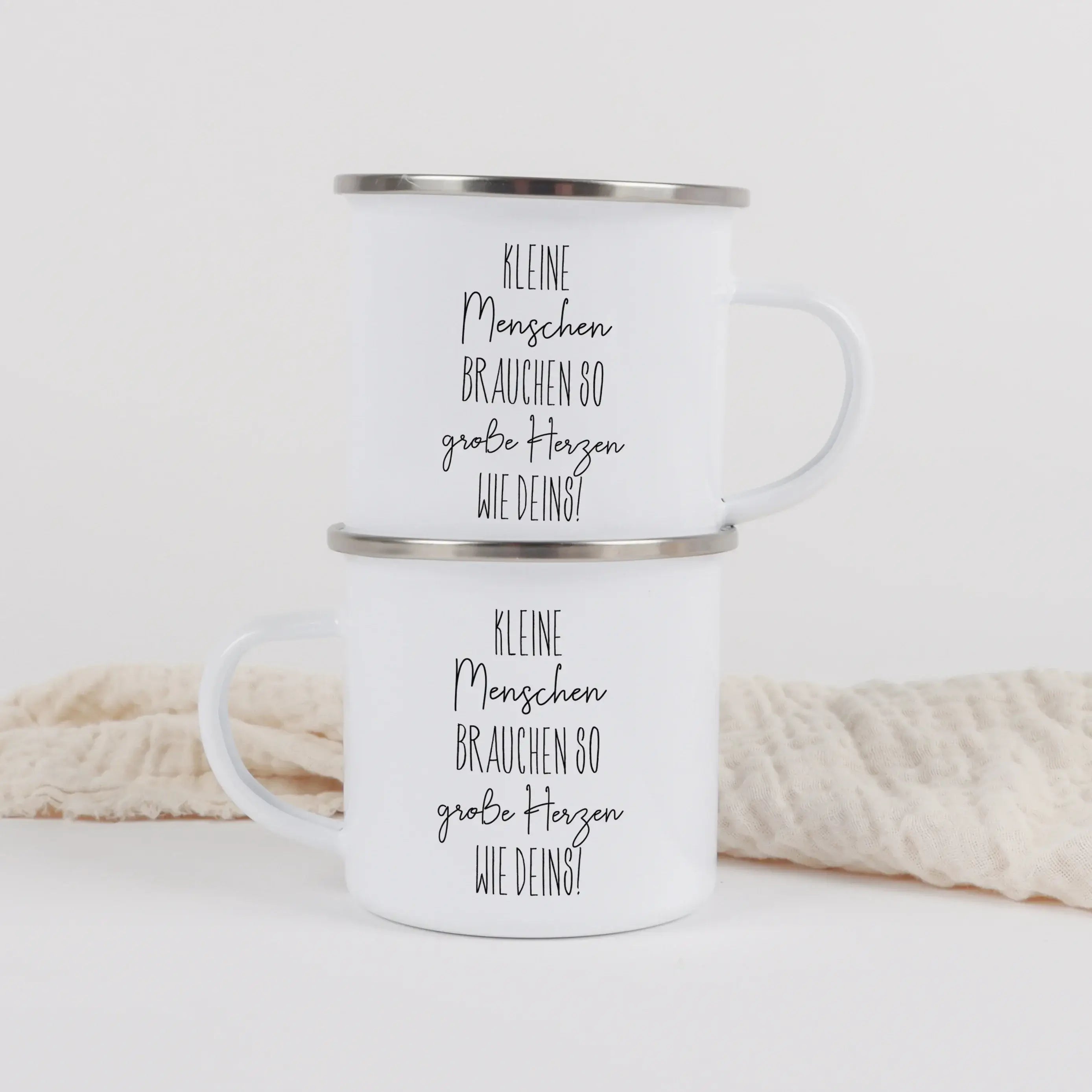 Emaille Tasse kleine Herzen-Emaille Tasse-famprints-Die Emaille Tasse kleine Herzen von famprints trägt den liebevollen Spruch „kleine Menschen brauchen so große Herzen wie deins“ und sagt damit auf einfache, ehrliche Weise Danke. Sie richtet sich an Mens