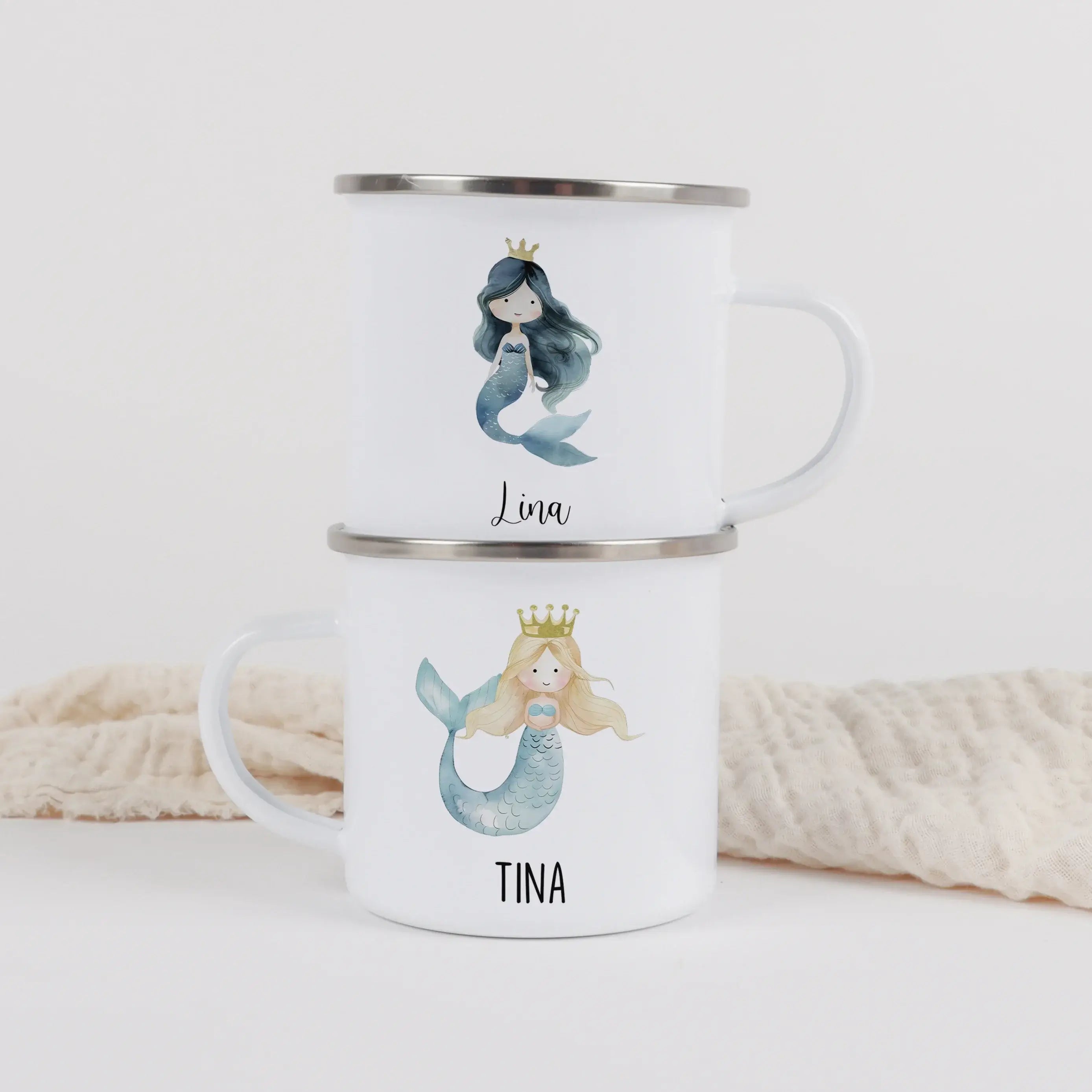 Emaille Tasse Meerjungfrau Azura-Emaille Tasse-famprints-Die Emaille Tasse Meerjungfrau Azura bringt die Magie der Unterwasserwelt direkt in deinen Alltag und verwandelt jeden Schluck in einen kleinen Glücksmoment. Bei famprints gestalten wir aus hochwert