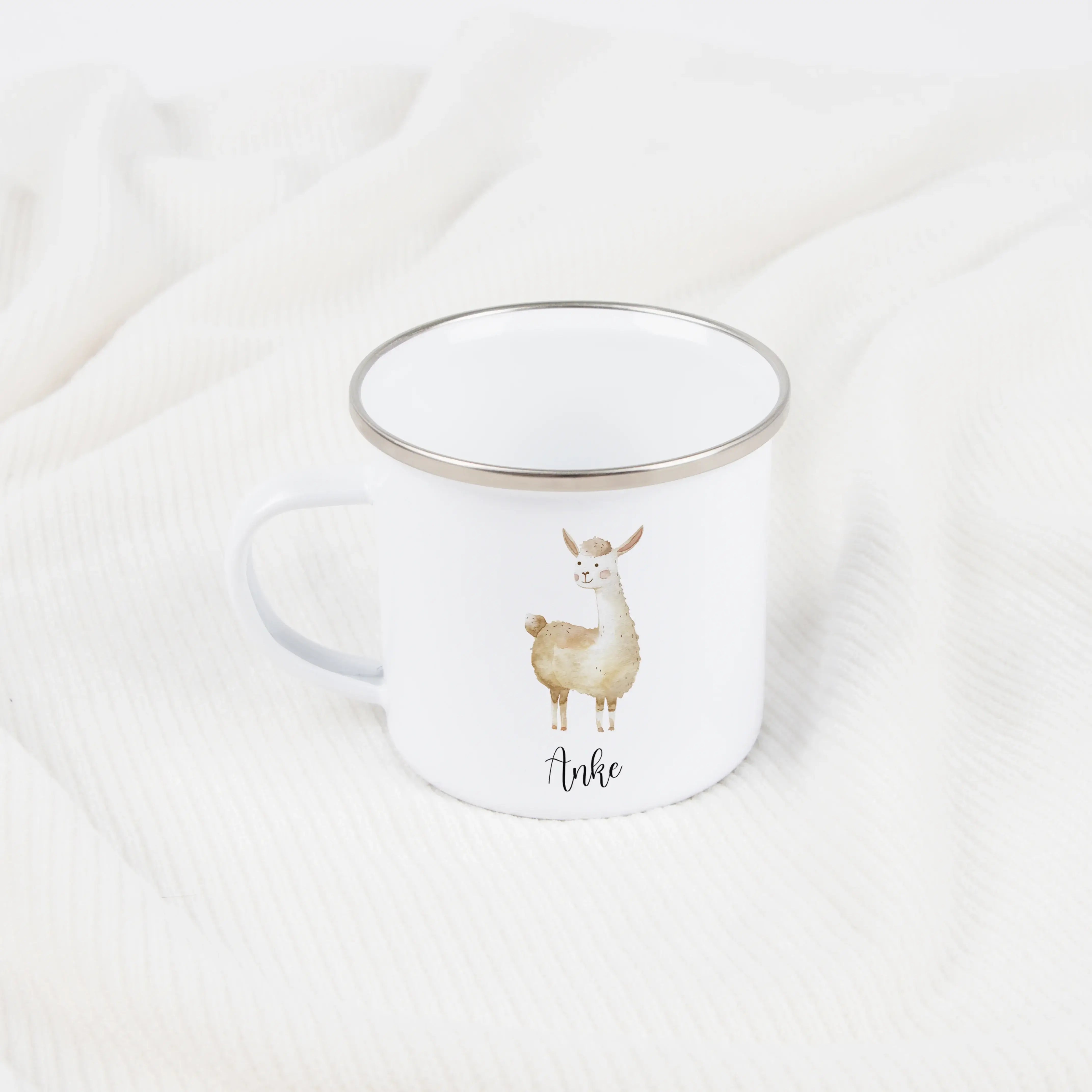 Emaille Tasse Lama-Emaille Tasse-famprints-Die Emaille Tasse Lama von famprints verbindet ein liebevolles Design mit einer persönlichen Note, die jedes Geschenk besonders macht. Das sanfte Lama Motiv in Aquarelloptik spricht Kinder sofort an und wird durc
