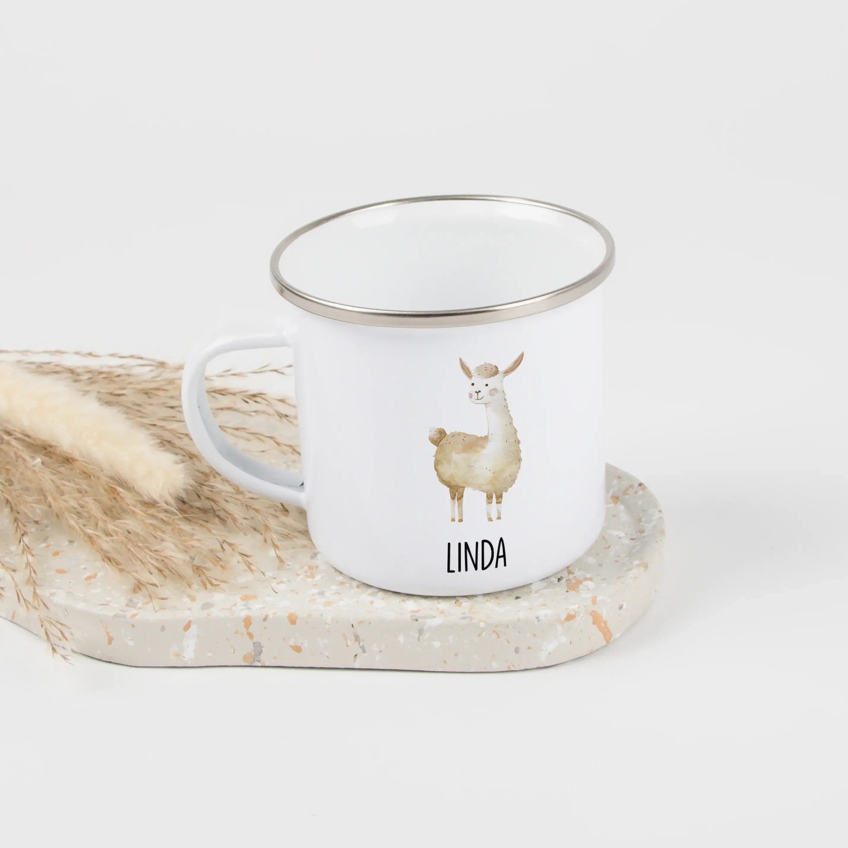 Emaille Tasse Lama-Emaille Tasse-famprints-Die Emaille Tasse Lama von famprints verbindet ein liebevolles Design mit einer persönlichen Note, die jedes Geschenk besonders macht. Das sanfte Lama Motiv in Aquarelloptik spricht Kinder sofort an und wird durc