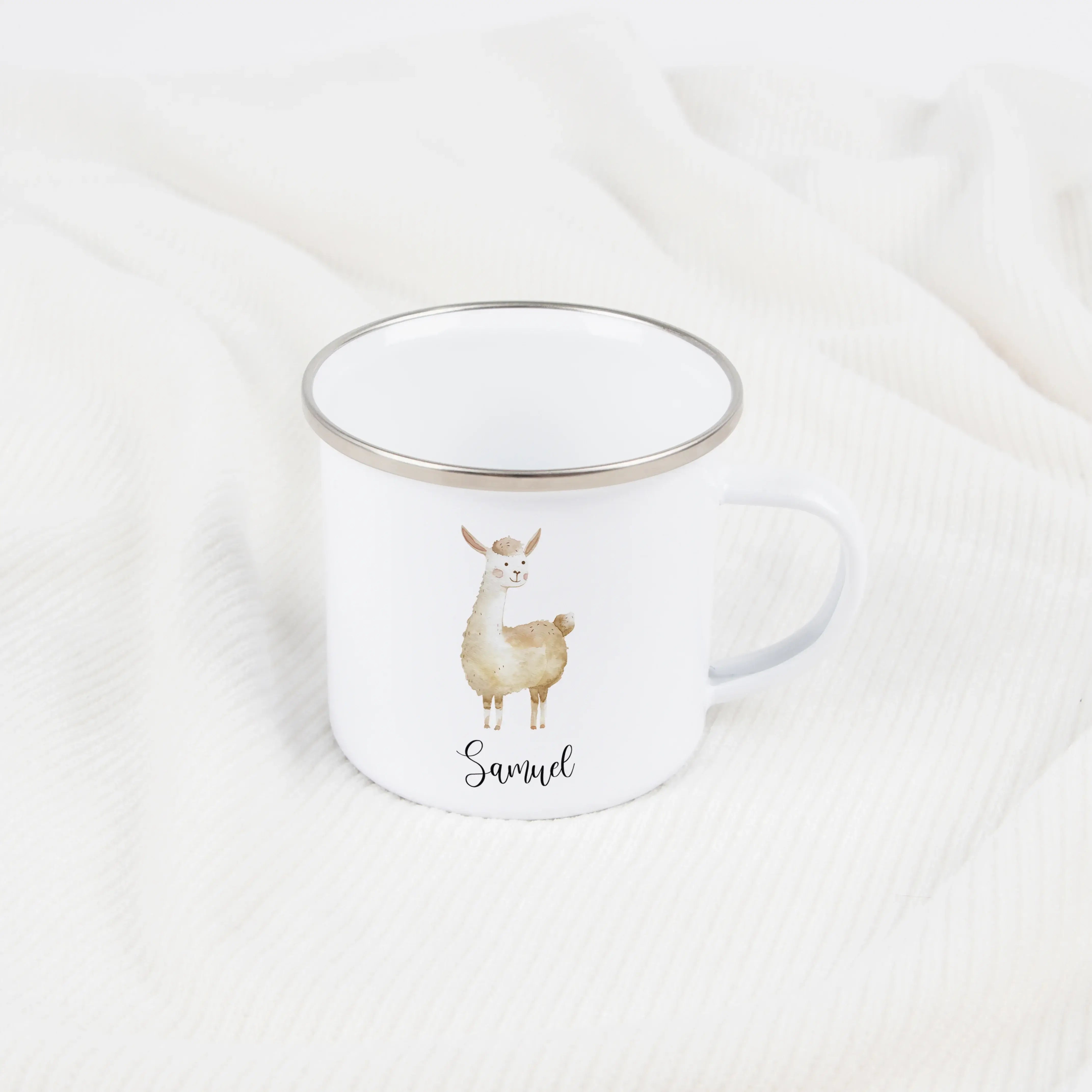 Emaille Tasse Lama-Emaille Tasse-famprints-Die Emaille Tasse Lama von famprints verbindet ein liebevolles Design mit einer persönlichen Note, die jedes Geschenk besonders macht. Das sanfte Lama Motiv in Aquarelloptik spricht Kinder sofort an und wird durc