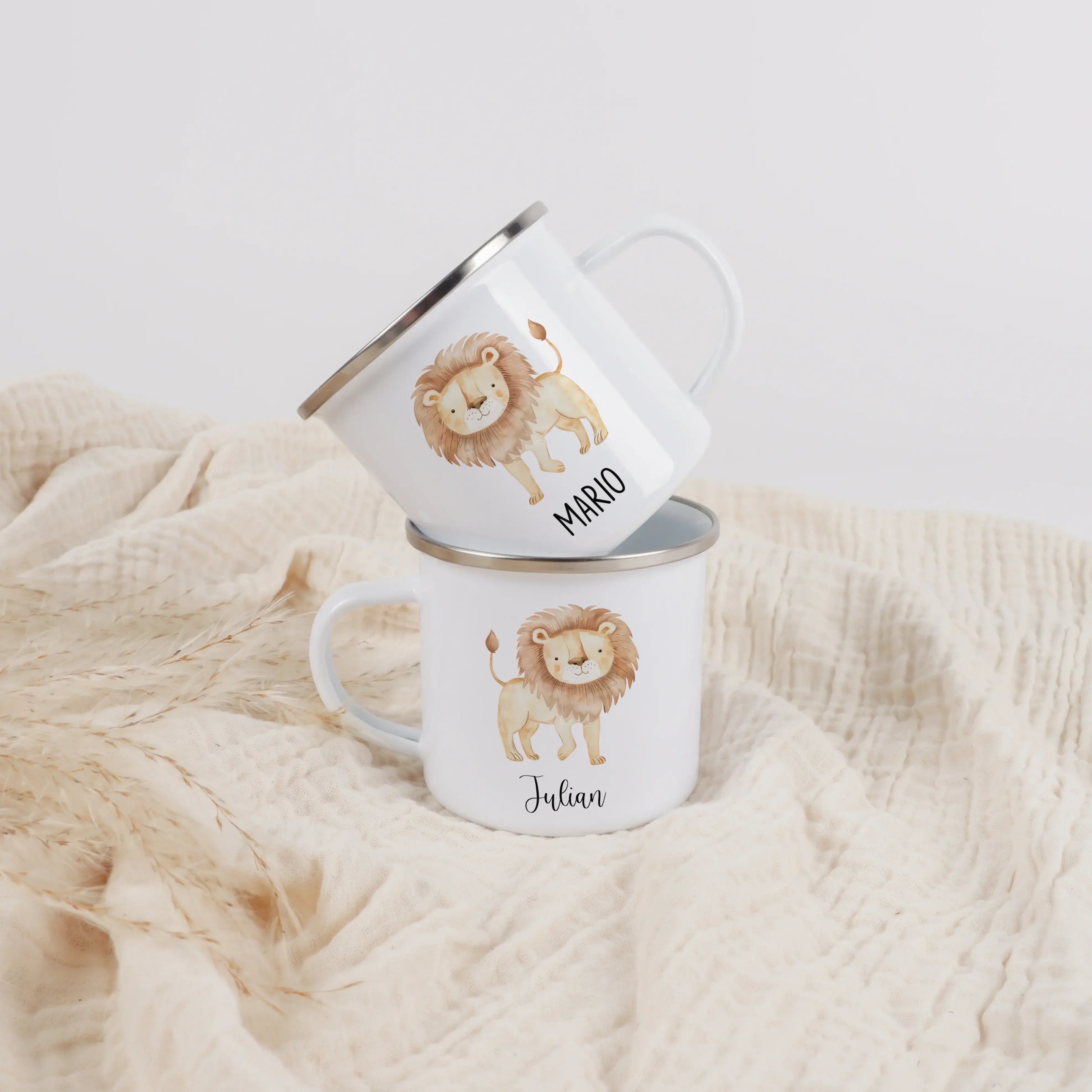 Emaille Tasse Löwe-Emaille Tasse-famprints-Die Emaille Tasse Löwe von famprints ist ein liebevoll gestaltetes Geschenk, das Kinderaugen zum Leuchten bringt. Der warme Wasserfarben-Look des Löwenmotivs wirkt freundlich und verspielt, wodurch die Tasse idea
