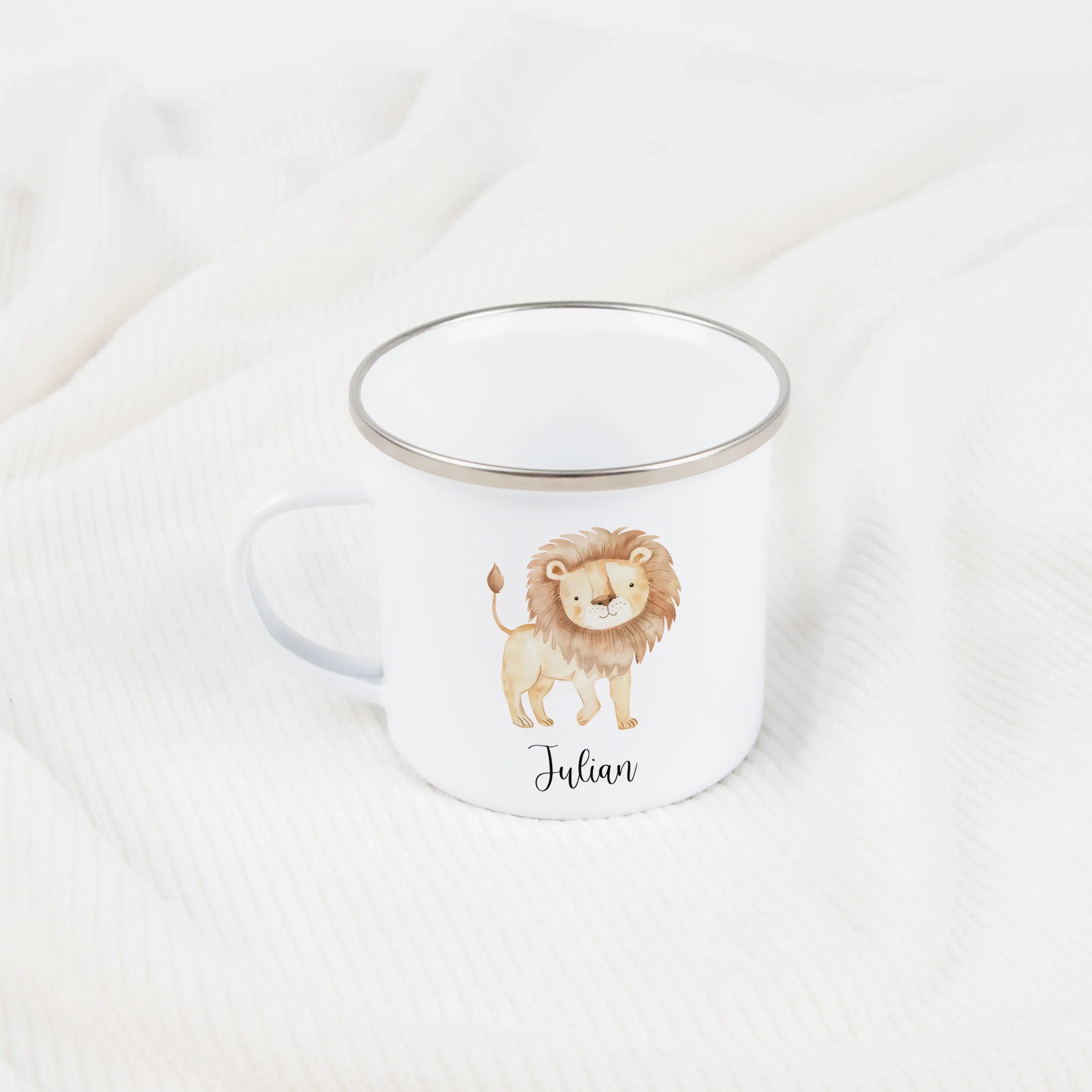 Emaille Tasse Löwe-Emaille Tasse-famprints-Die Emaille Tasse Löwe von famprints ist ein liebevoll gestaltetes Geschenk, das Kinderaugen zum Leuchten bringt. Der warme Wasserfarben-Look des Löwenmotivs wirkt freundlich und verspielt, wodurch die Tasse idea