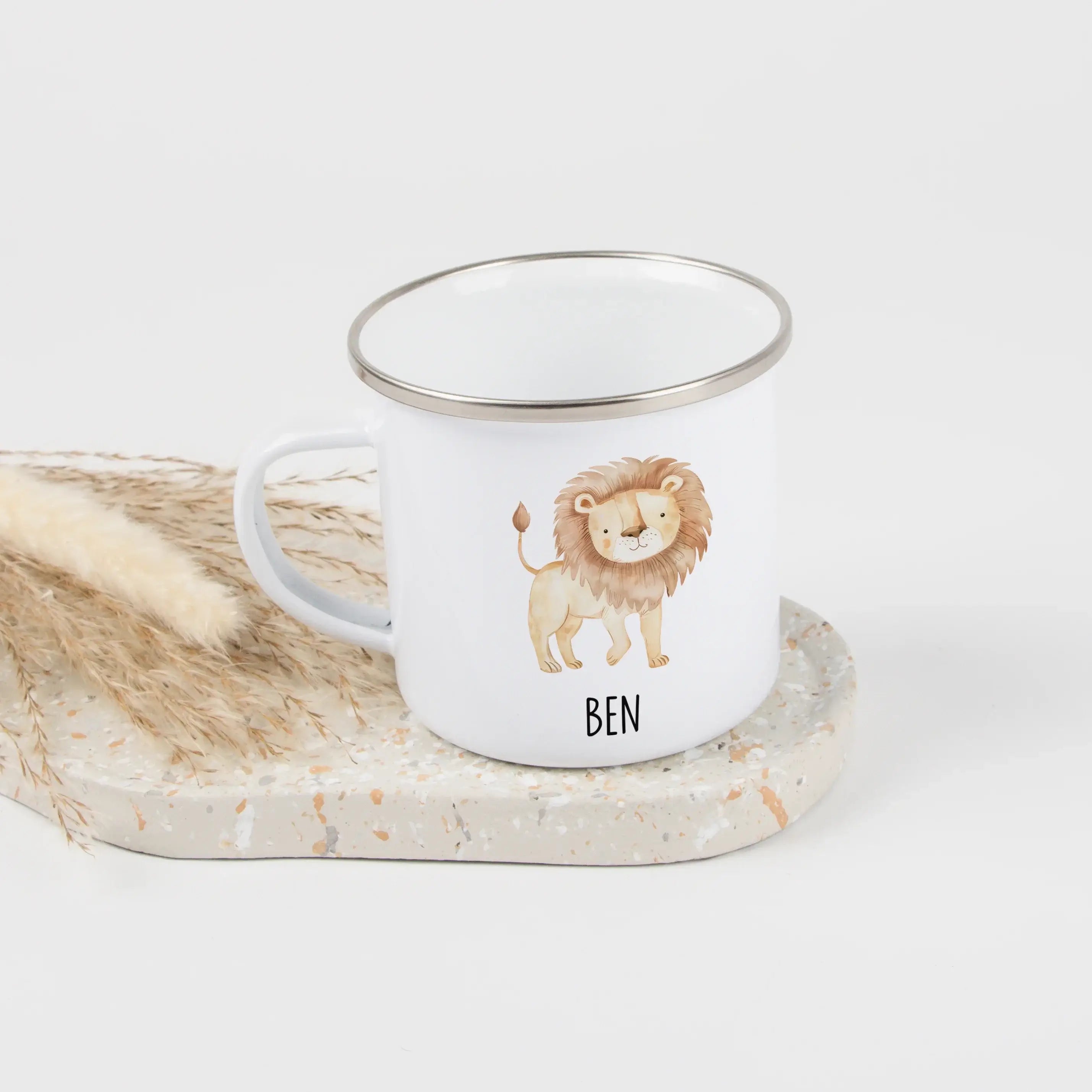 Emaille Tasse Löwe-Emaille Tasse-famprints-Die Emaille Tasse Löwe von famprints ist ein liebevoll gestaltetes Geschenk, das Kinderaugen zum Leuchten bringt. Der warme Wasserfarben-Look des Löwenmotivs wirkt freundlich und verspielt, wodurch die Tasse idea