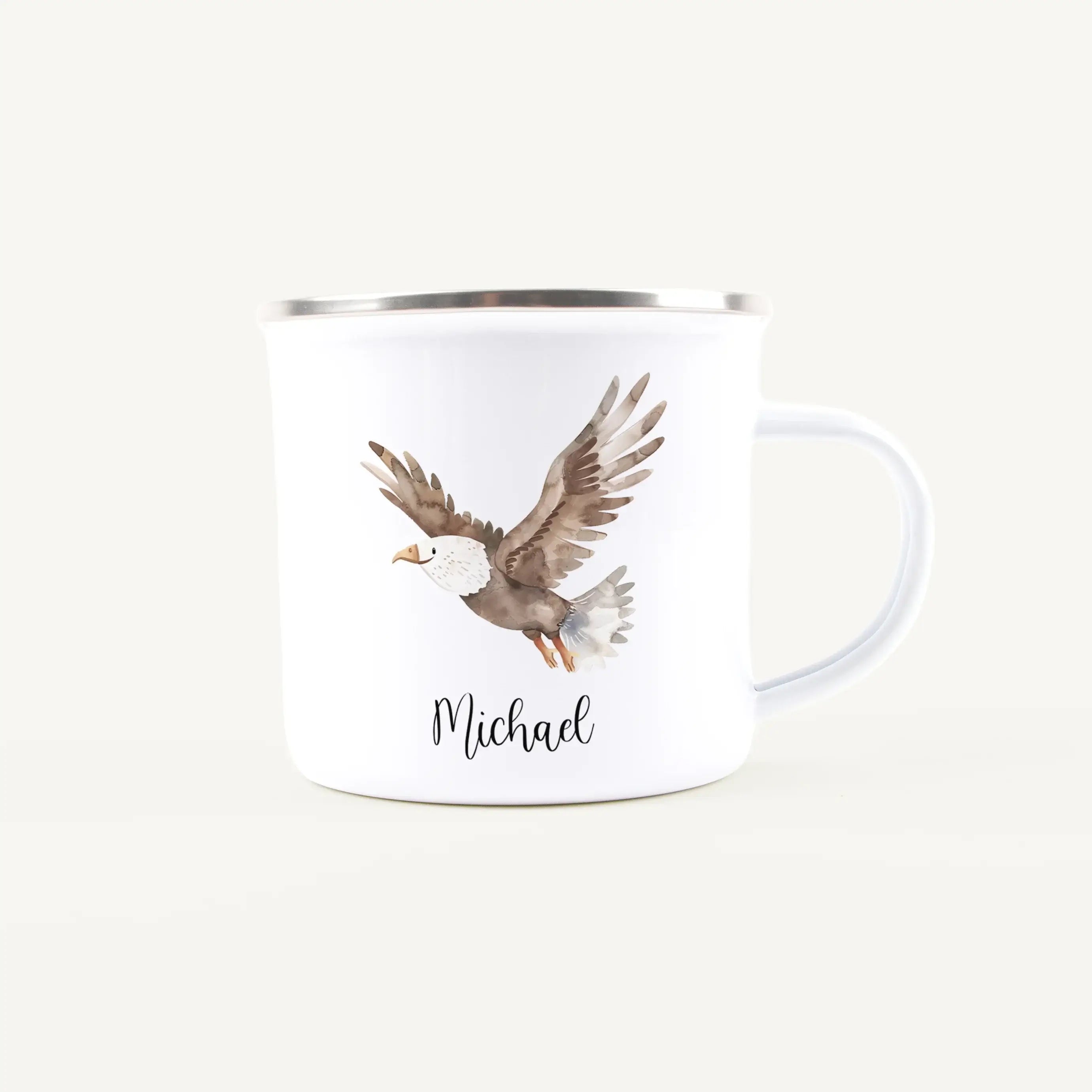 Emaille Tasse Adler-Emaille Tasse-famprints-Die Emaille Tasse Adler von famprints bringt ein liebevoll gestaltetes Aquarellmotiv in deinen Alltag und wird durch deinen Wunschnamen zu einem persönlichen Begleiter. Der leichte Campingbecher mit 300 ml Füllm