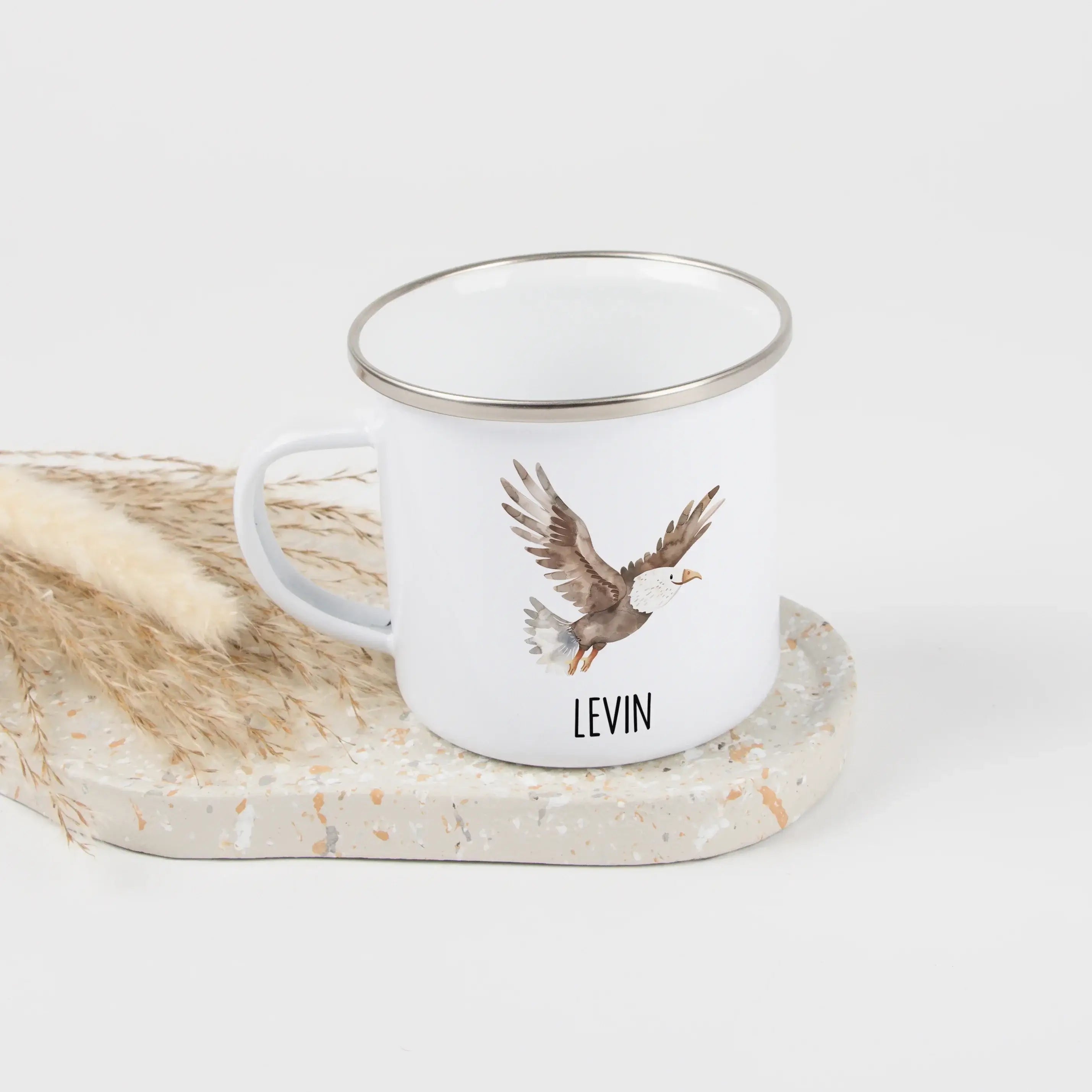Emaille Tasse Adler-Emaille Tasse-famprints-Die Emaille Tasse Adler von famprints bringt ein liebevoll gestaltetes Aquarellmotiv in deinen Alltag und wird durch deinen Wunschnamen zu einem persönlichen Begleiter. Der leichte Campingbecher mit 300 ml Füllm