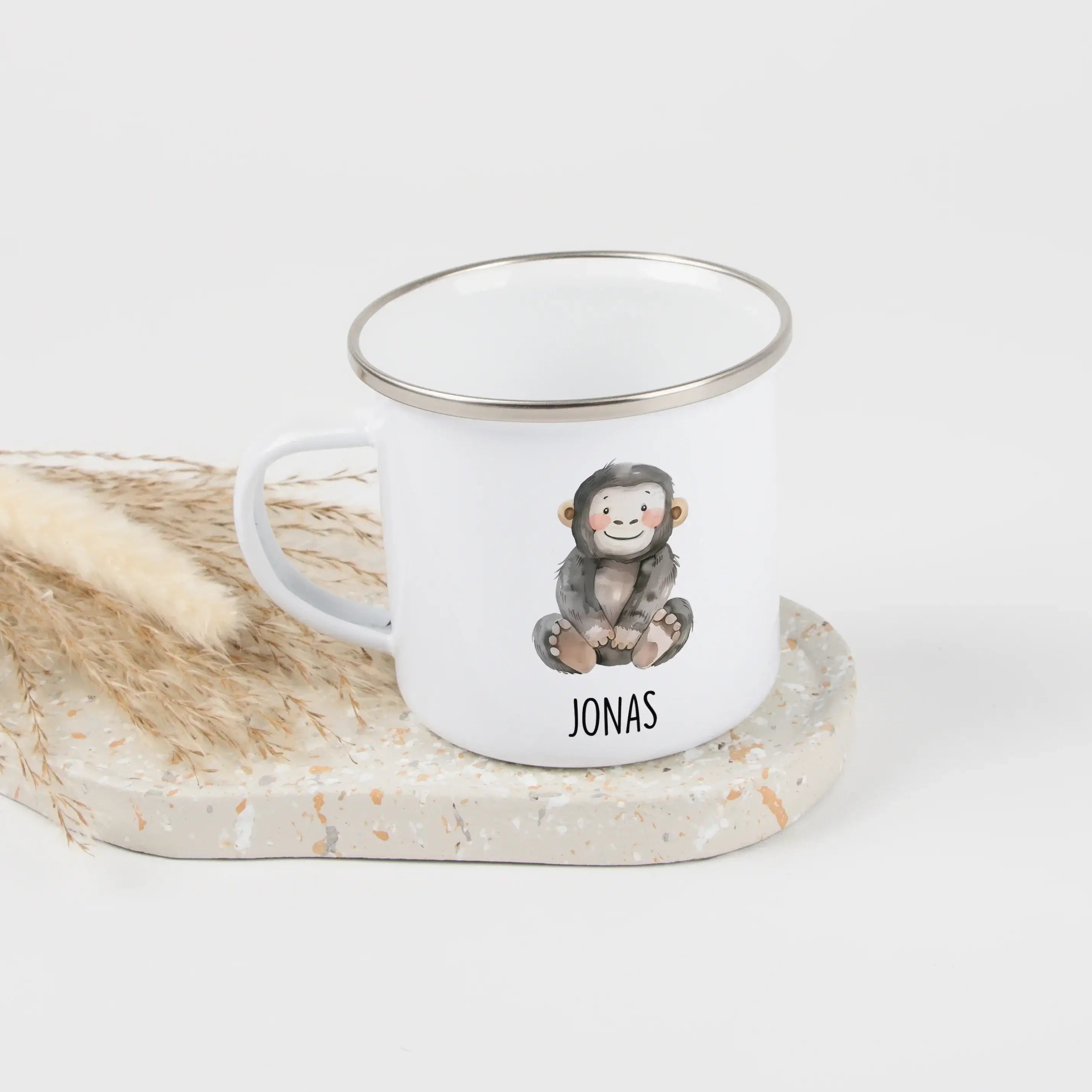 Emaille Tasse Affe-Emaille Tasse-famprints-Die Emaille Tasse Affe von famprints bringt gute Laune auf jeden Tisch und wird dank deiner Personalisierung zu einem kleinen Geschenkmoment. Der liebevoll illustrierte Affe macht die Tasse für Kinder wie Erwachs